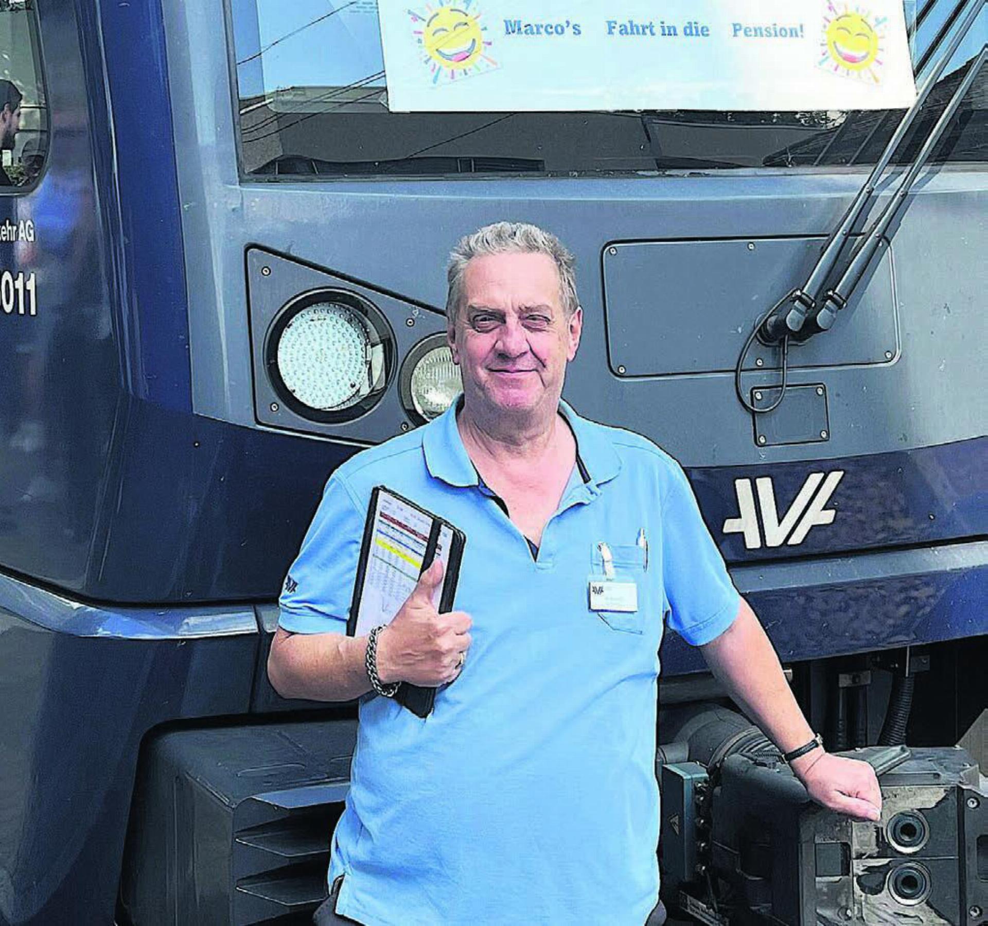 Marco Bianchi posiert nach seiner letzten Fahrt mit der S17 vor dem Lokfahrzeug. Fast vier Jahrzehnte lang navigierte er die Züge der BDB (und der WM) rund um Bremgarten. Bild: Walter Minder
