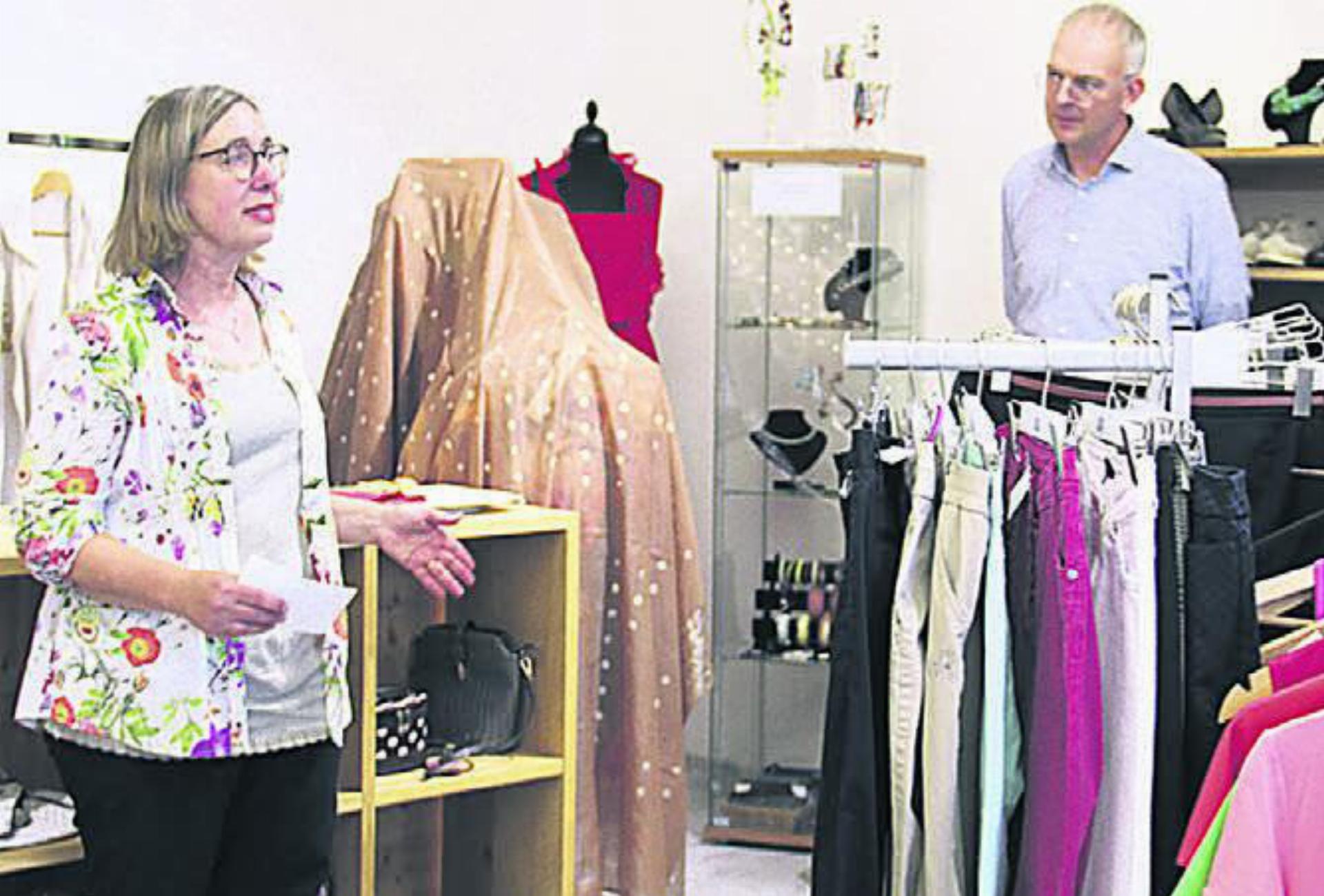 Astrid Bonsaver, Bereichsleiterin Secondhand-Läden der Caritas Aargau, war erfreut über das grosse Interesse an der Neueröffnung im Neubau Monolith. Bild: Archiv