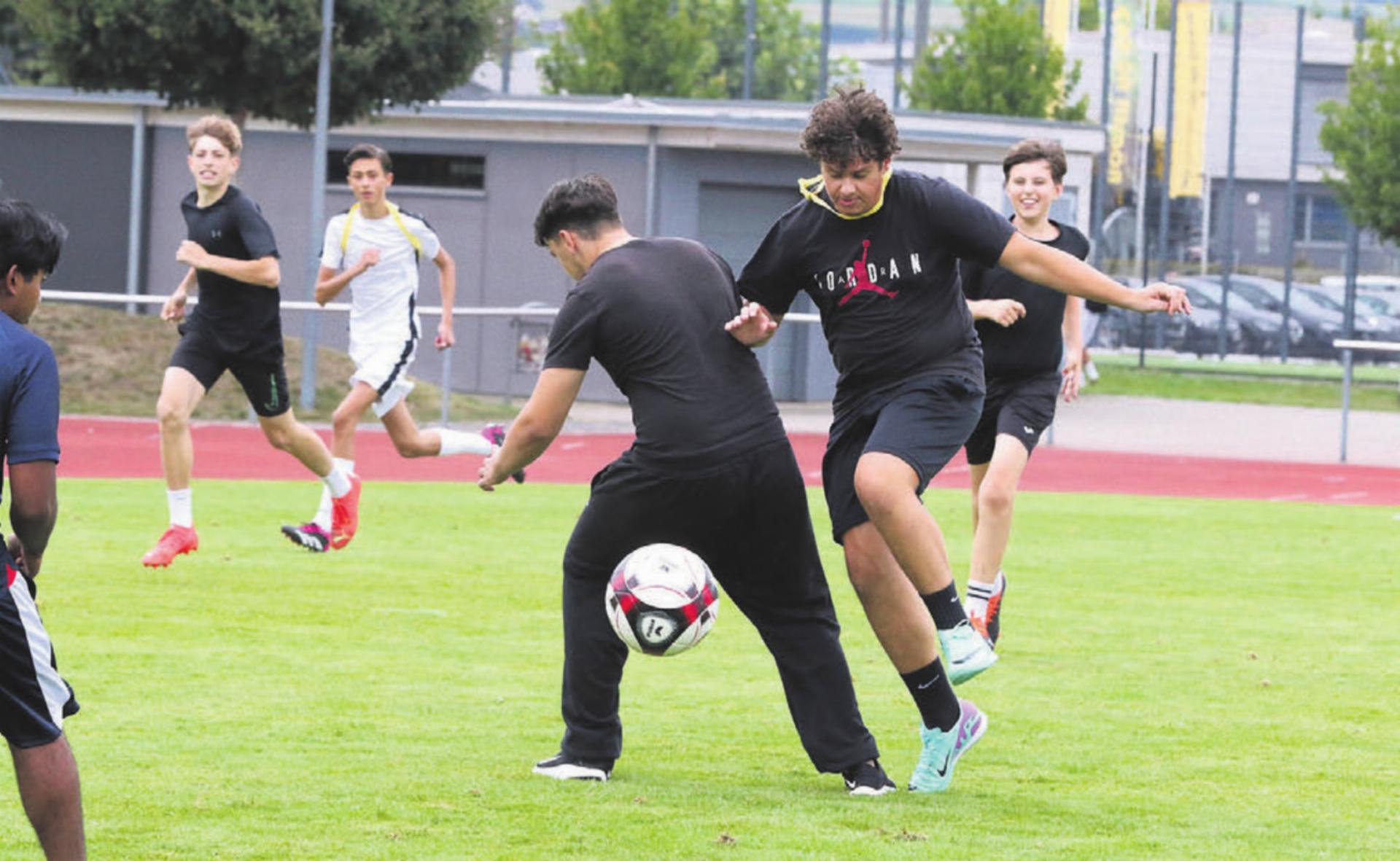 Die Schüler haben sich bei den Zweikämpfen am Manorcup nichts geschenkt. Bilder: Josip Lasic