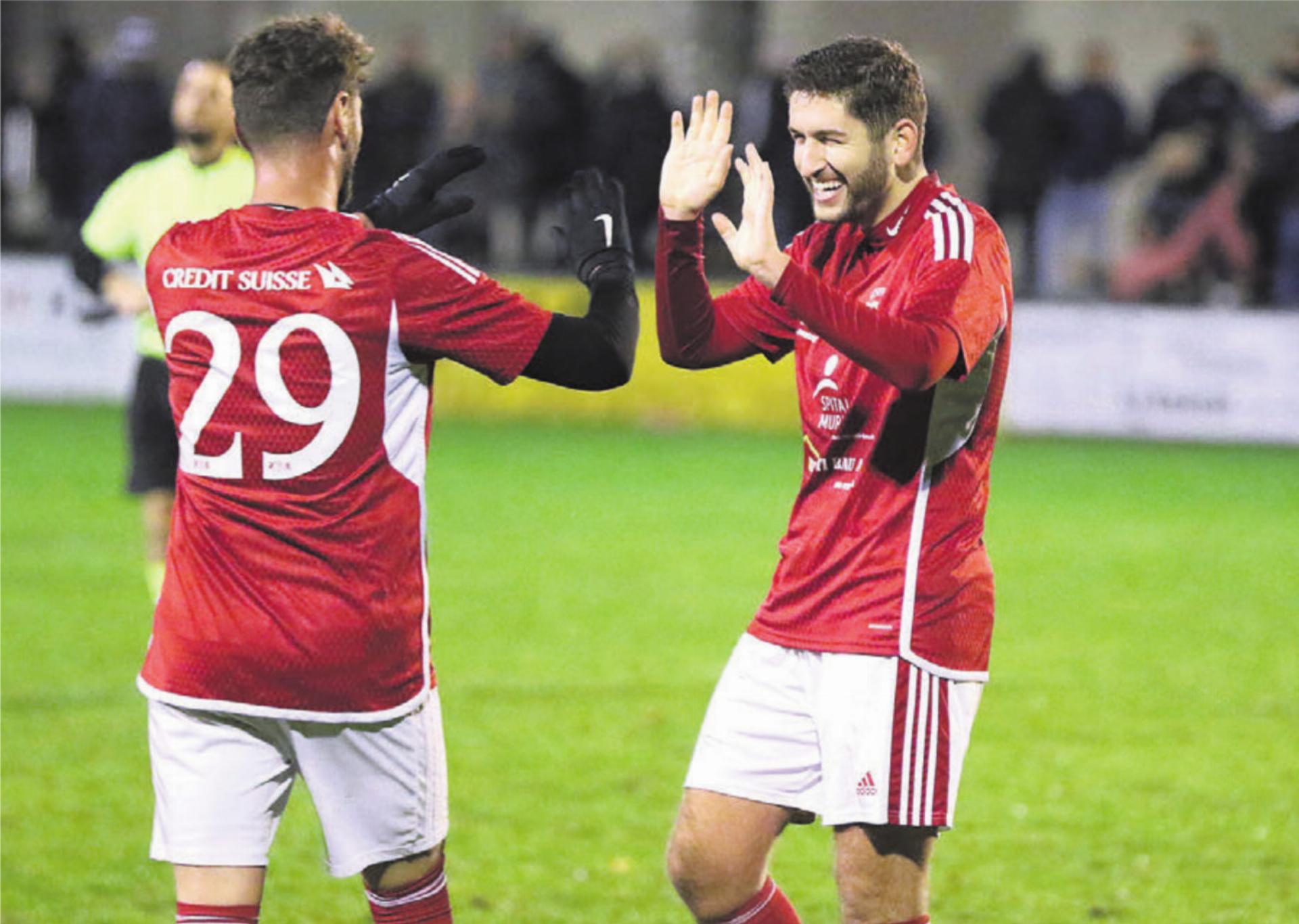 Almir Pnishi (rechts) bejubelt sein Siegtor im Derby gegen den FC Mutschellen in der vergangenen Saison mit seinem Cousin Faik.