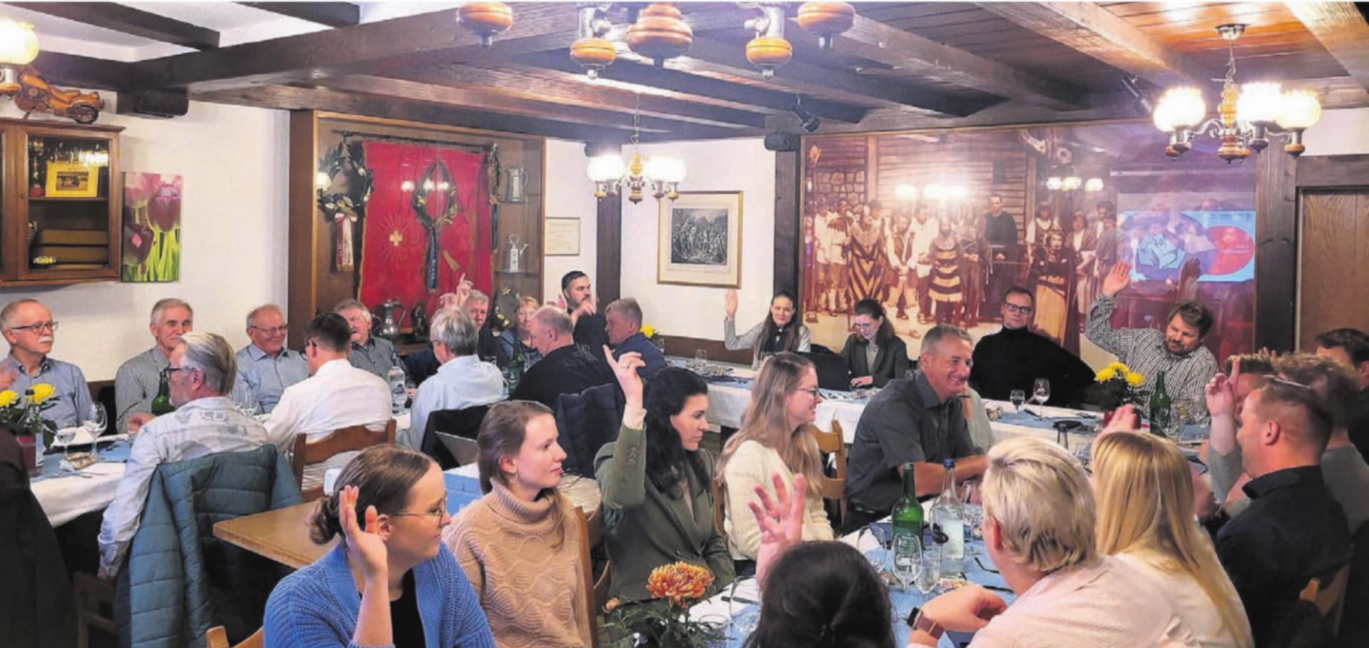 Die Gemeindeschreiber des Bezirks fühlten sich wohl im Hägglinger «Kreuz». Die Versammlung war kurz, es blieb mehr Zeit fürs gemütliche Essen. Bild: Chregi Hansen - Das Bild wird blockiert. – Möglicherweise durch einen aktiven Adblocker.