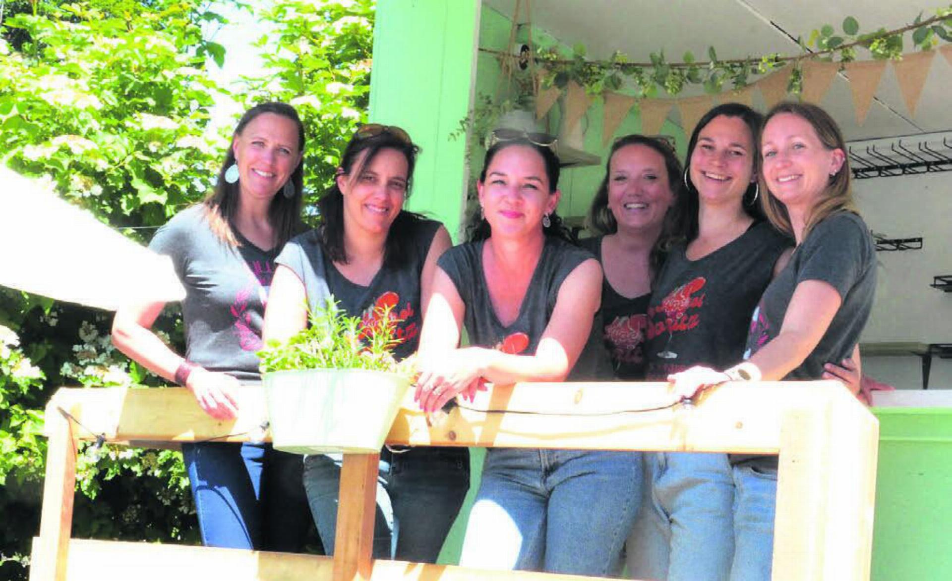Sie sorgen für einen gemütlichen Treffpunkt im Dorf (von links): Delphine Schmit, Nadine Schöpf, Jeanine Diriwächter, Sarah Baumann, Barbara Graf und Karin Rüttimann. Bild: Chregi Hansen