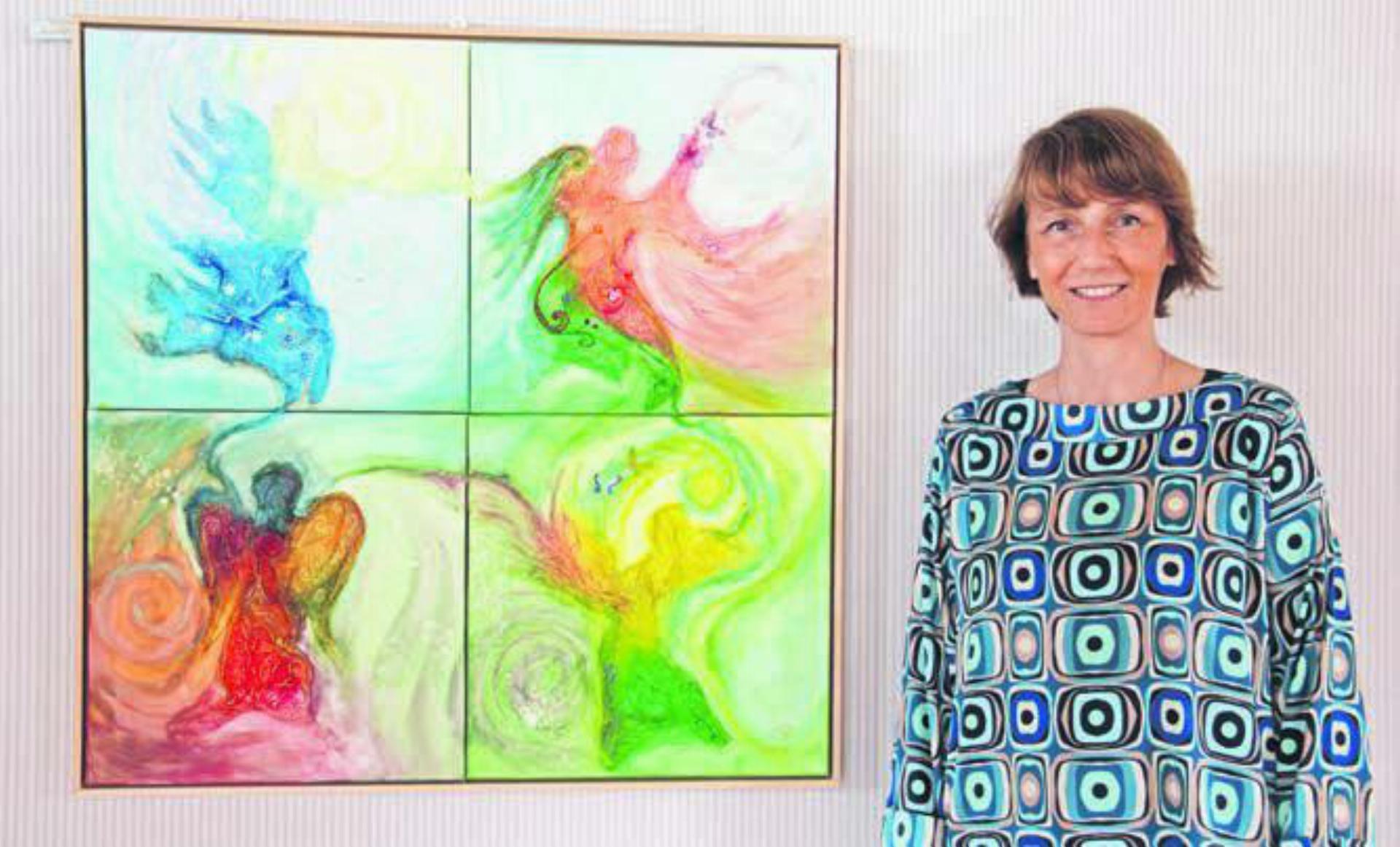 Carole Roat vor ihren liebsten Seelenbildern, die eine Einheit bilden. Bild: mo