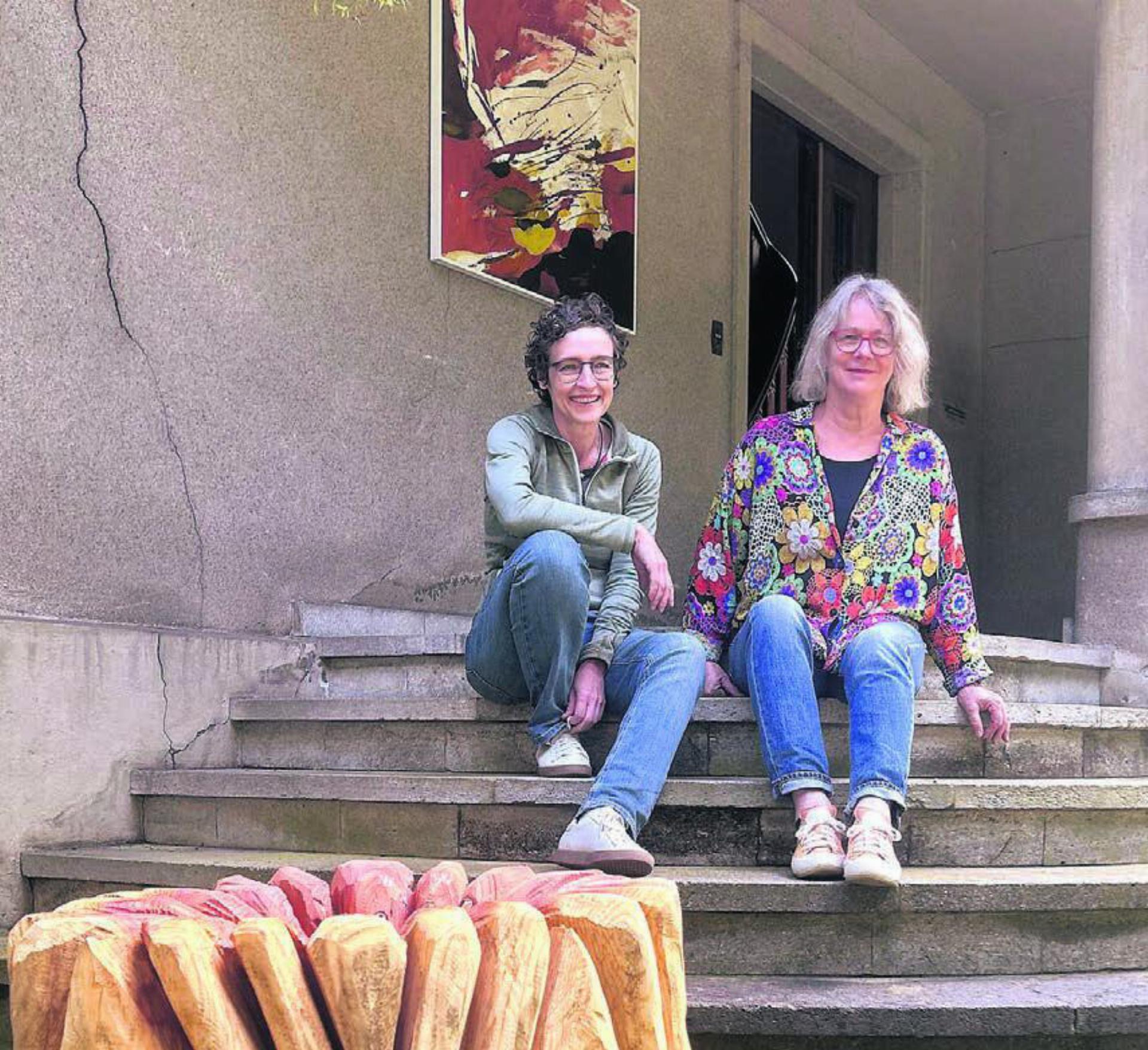Die Künstlerinnen Brigitte Blaser (rechts) und Karin Köpfli-Fehlmann mit ihren Werken im Vorder- und Hintergrund. Ab Samstag, 24. Mai, stellen sie in der Villa Wild aus.
Bild: zg