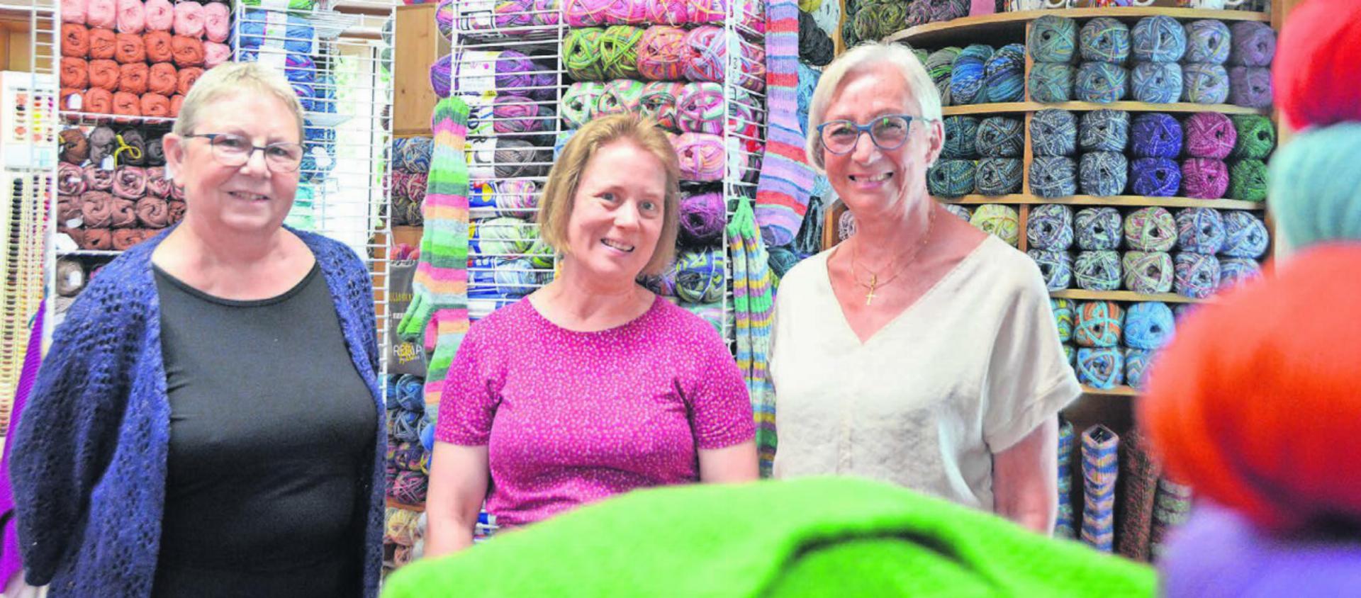 Sie sind ein eingespieltes Team. Heidi Keller mit Doris Schweizer und Esther Frey (von links), zwei ihrer vier langjährigen Mitarbeiterinnen. Die Leidenschaft für die Handarbeit verbindet sie. Bilder: Annemarie Keusch