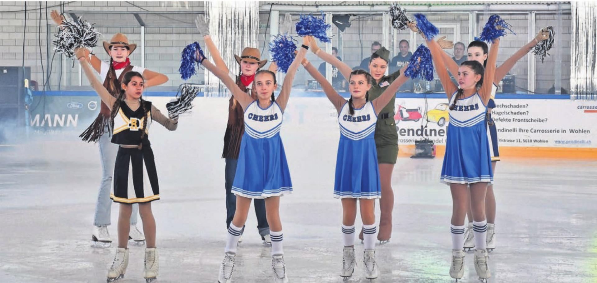 Eine Nummer zu «YMCA» von den «Village People», präsentiert von den Läuferinnen des Kaders 1. Bild: Monica Rast - Das Bild wird blockiert. – Möglicherweise durch einen aktiven Adblocker.