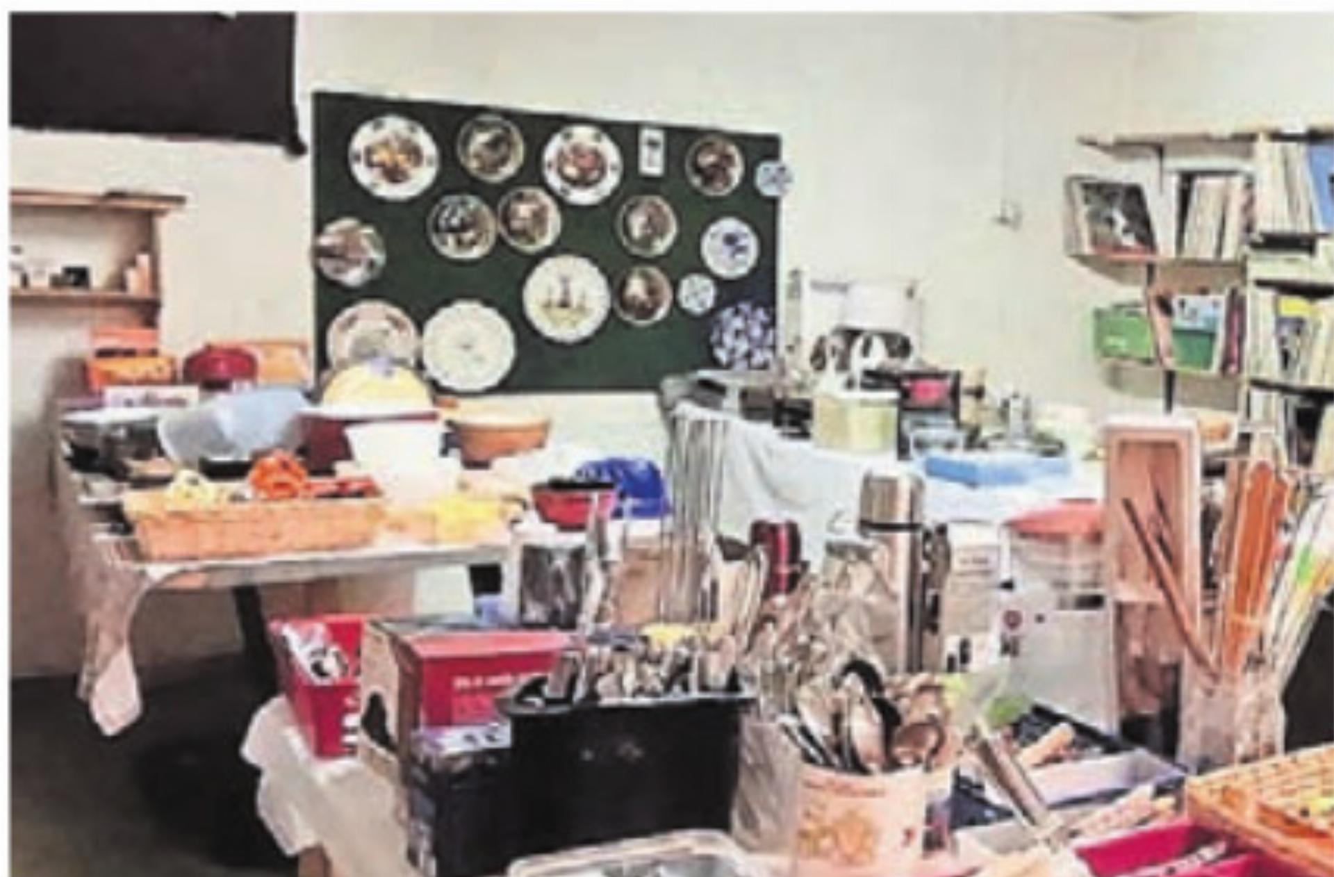 Eine grosse Auswahl an Keramik findet man am Flohmarkt. Bild: zg - Das Bild wird blockiert. – Möglicherweise durch einen aktiven Adblocker.