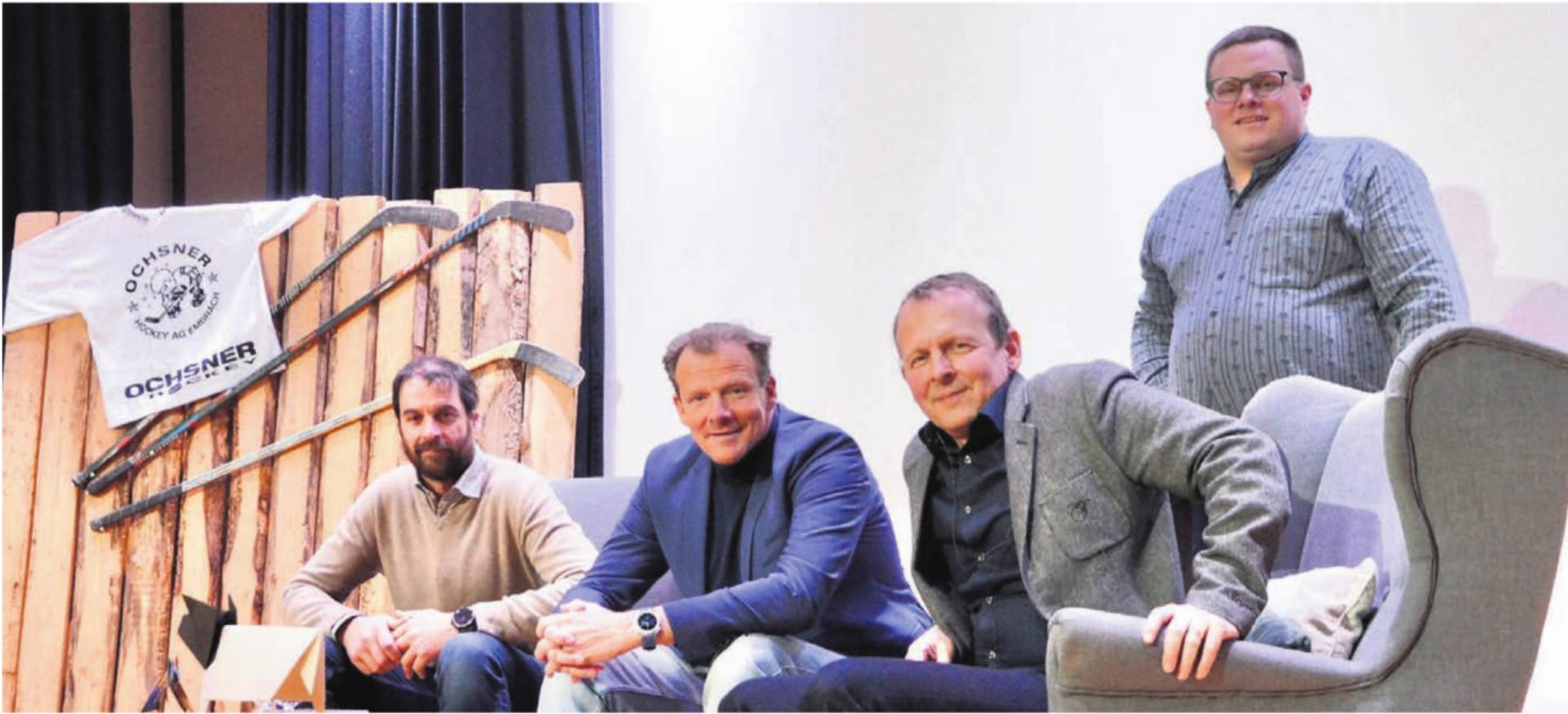 Christoph Meier (rechts), Präsident des Freiämter Landwirtschaftsvereins, bot am Agro-Träff in der Mehrzweckhalle Auw eine spannende Talk-Runde. Von links: Bergbauer Samuel Senn, Eishockey-Legende Kevin Schläpfer und Moderator Adrian Krebs, ehemaliger Chefredaktor der «Bauernzeitung». Bild: Thomas Stöckli - Das Bild wird blockiert. – Möglicherweise durch einen aktiven Adblocker.