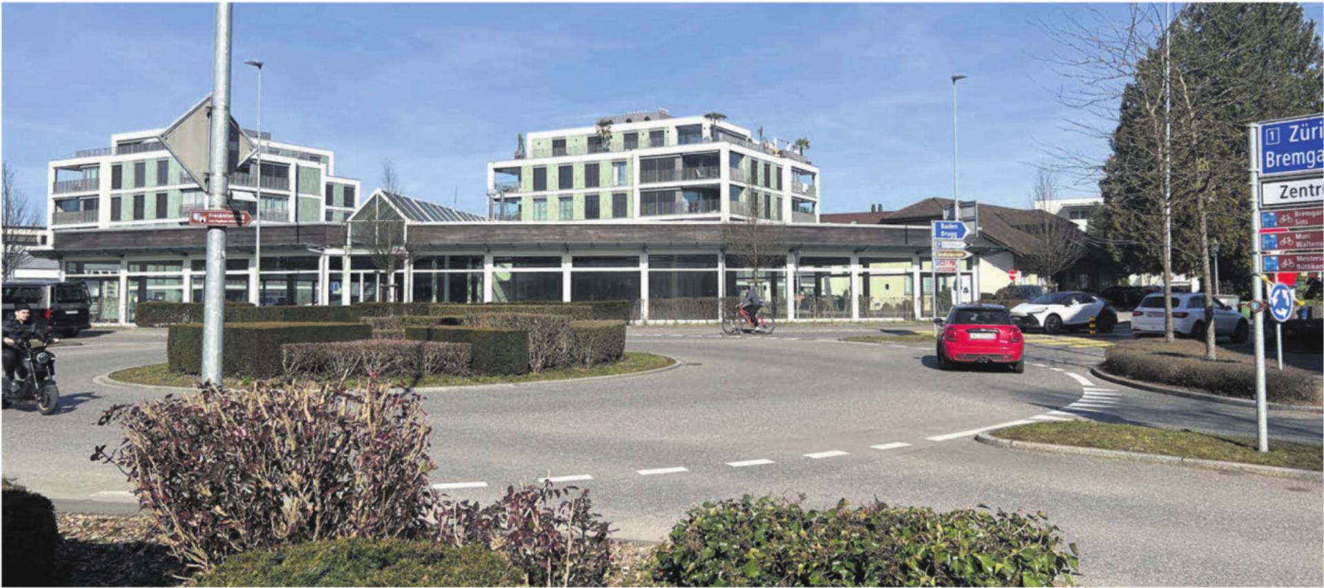 Kommt endlich Leben in den gläsernen Ort mitten in Wohlen? Der Schuhhändler Dosenbach scheint Interesse zu haben. Bild: Sabrina Salm - Das Bild wird blockiert. – Möglicherweise durch einen aktiven Adblocker.