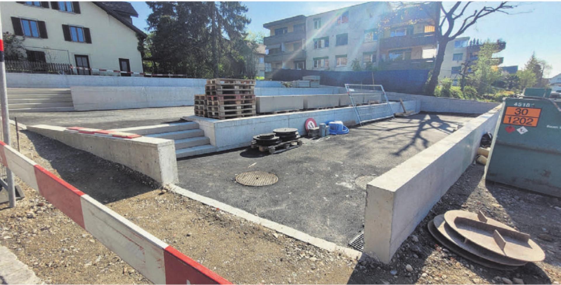 Der neue Veloparkplatz für die Bezirksschule ist noch im Bau, aber schon Anlass für Diskussionen. Bild: chh - Das Bild wird blockiert. – Möglicherweise durch einen aktiven Adblocker.