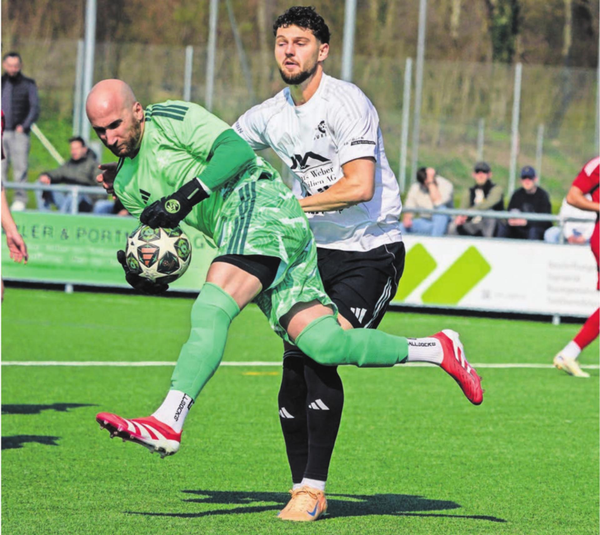 Nermin Saric (rechts), der früher Rogentin hiess, erzielt die ersten beiden Tore für den FC Muri gegen Spreitenbach. Bild: Andy Müller / Archiv - Das Bild wird blockiert. – Möglicherweise durch einen aktiven Adblocker.
