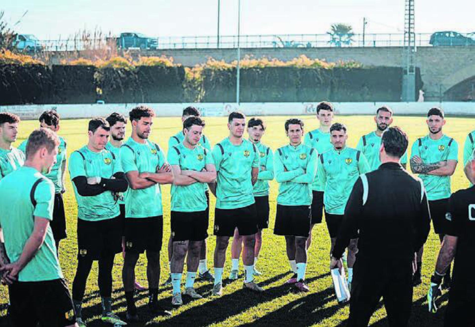 Die Spieler des FC Mutschellen hören den Anweisungen des Trainerteams gespannt zu. Die Freiämter sind fast mit dem ganzen Kader ins Trainingslager nach Spanien gereist. Bild: zg
