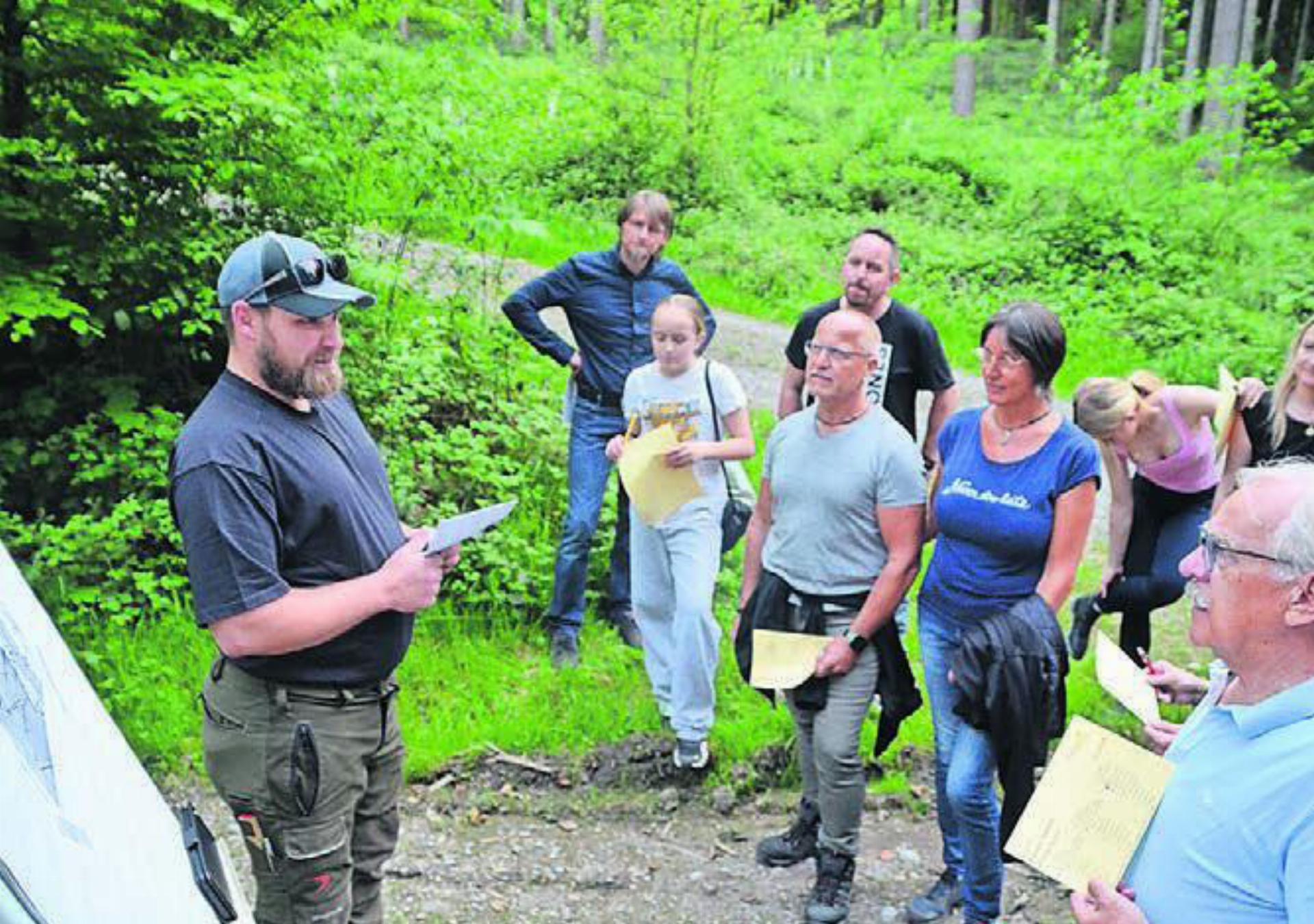 Silvan Meyer, Leiter des Forstbetriebs Lindenberg, stellt das Konzept Schutzwald vor.