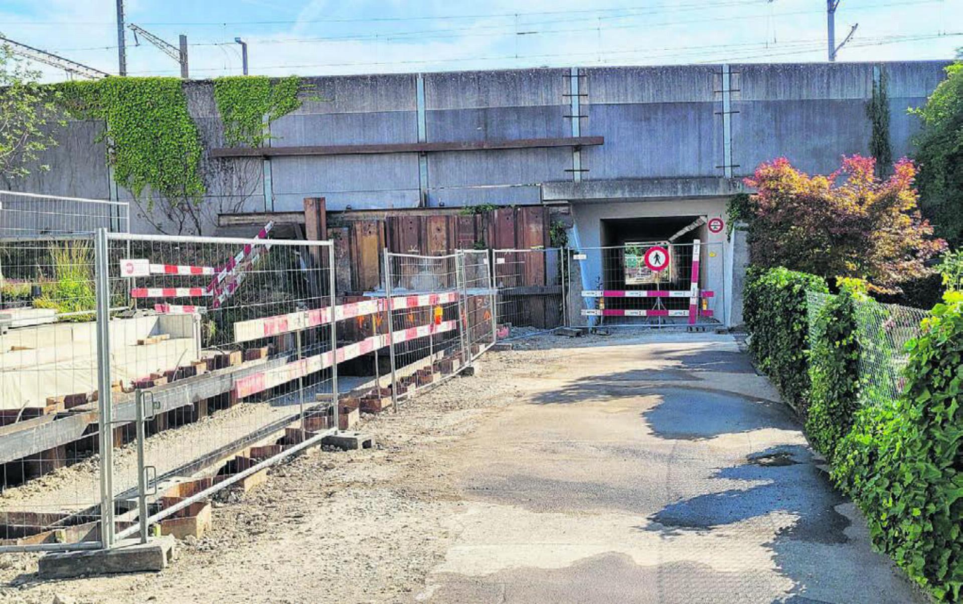 Seit neun Monaten ist der Weg durch diese Unterführung gesperrt. Fussgänger und Velofahrer aus dem Farnbühl-Quartier müssen einen Umweg auf sich nehmen, um ins Zentrum zu gelangen. Bild: Chregi Hansen