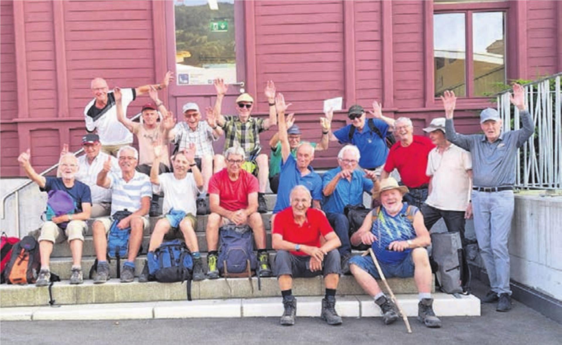 Die Männerriege auf Wanderschaft: Und es herrschte beste Stimmung, denn es war wie im Paradies. Bild: zg