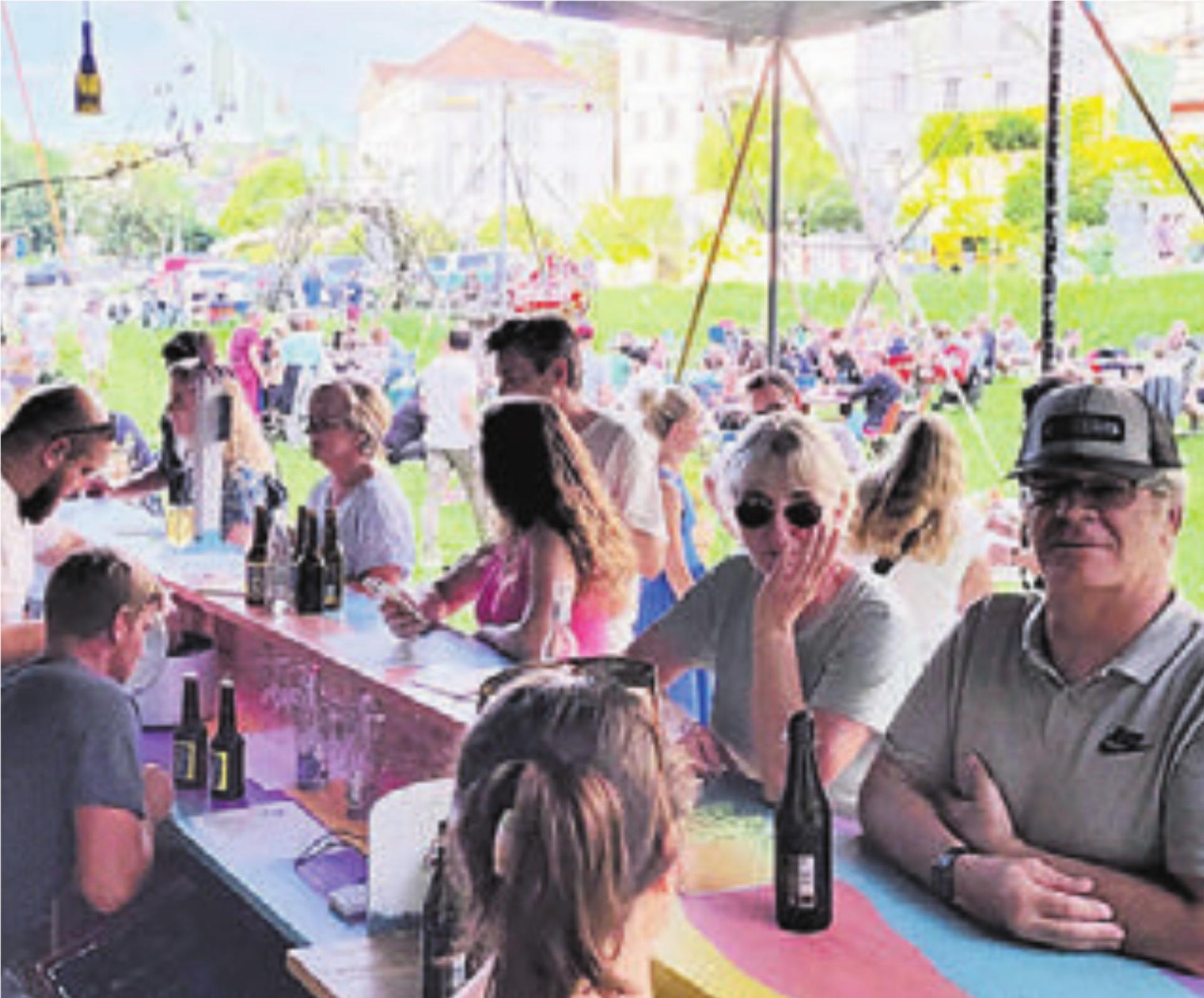 Erst Wetterpech, dann Sonne: An schönen Abenden war die Sommerbar recht gut besucht. Bild: chh