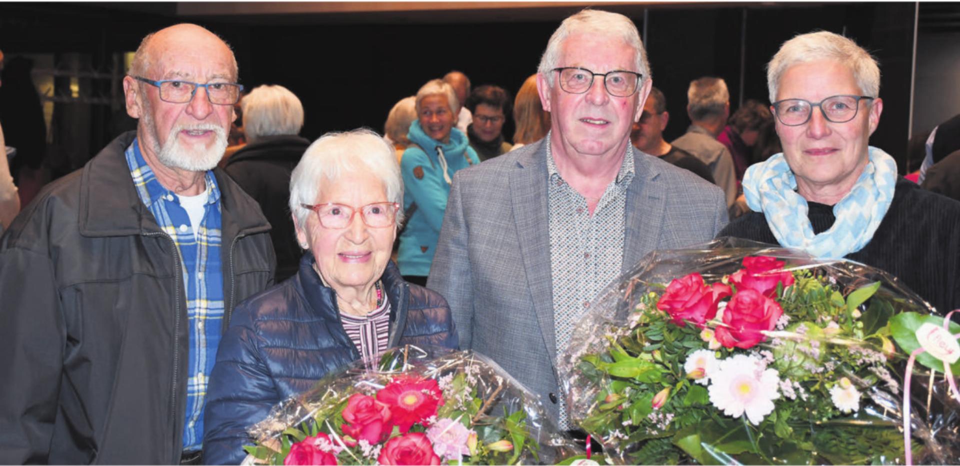 Wahl und Ehrung: Kirchenpflegepräsident Josef Brunner mit dem Sakristan-Ehepaar Toni und Astrid Brunold (links) und dem neuen Mitglied der Finanzkommission, Claudia Breitschmid (rechts). Bild: Daniel Marti