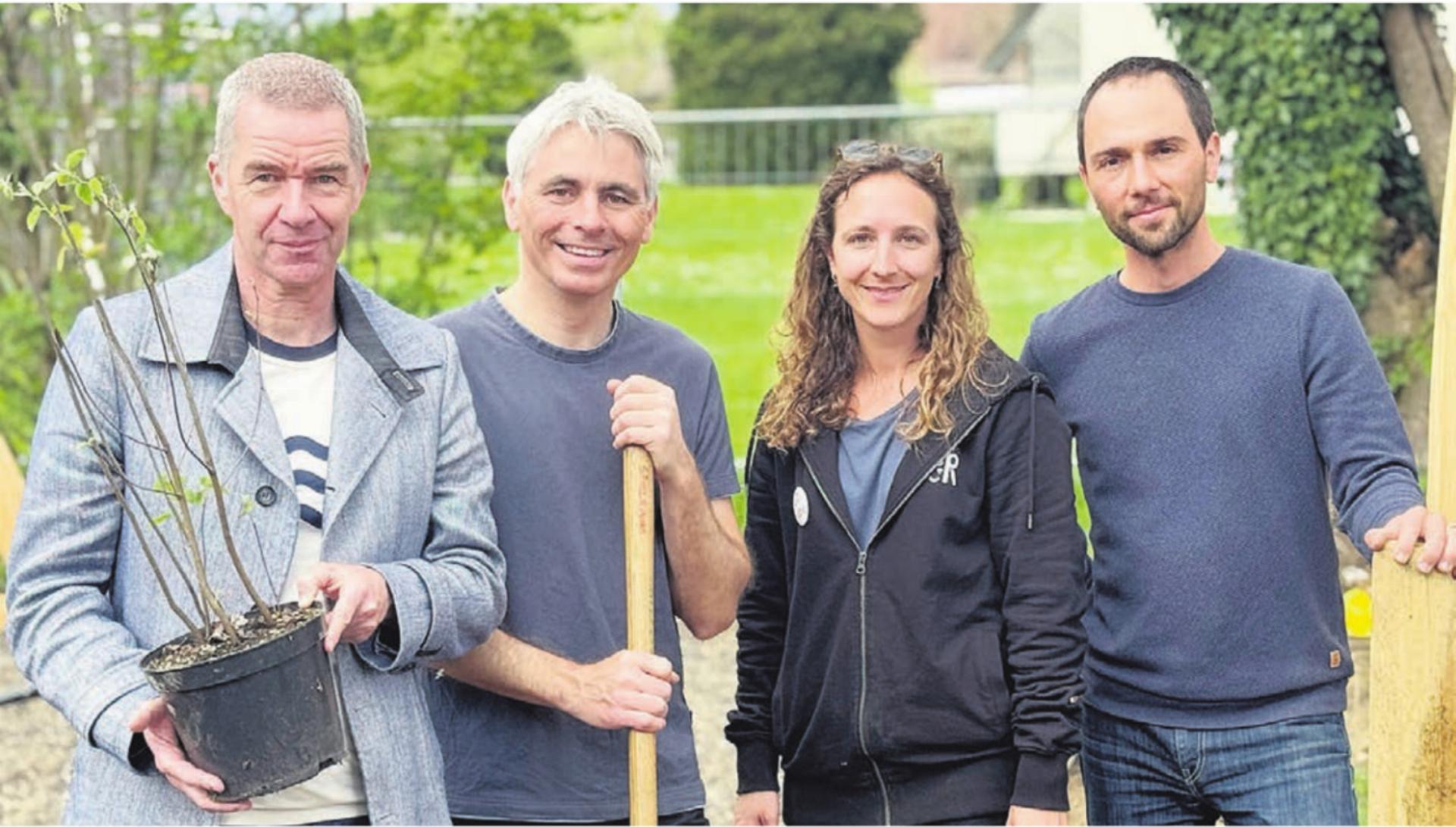 2025 ging der Aargauer Naturpreis an die Stadt Zofingen. Von links: Urs Wehrli, Robert Weisshaupt (Stadtrat), Annik Artho (Büro SpielRaum) und Jonas Stöckli (Tiefbauamt). Bild: zg - Das Bild wird blockiert. – Möglicherweise durch einen aktiven Adblocker.