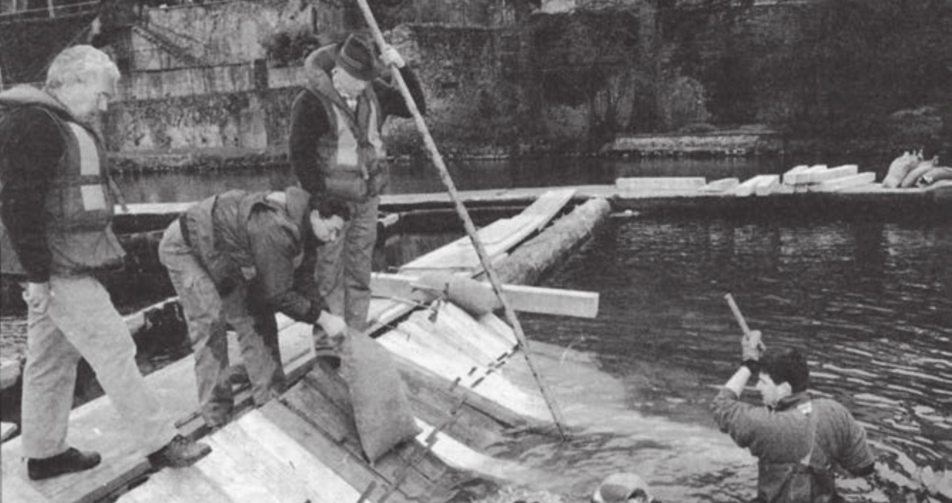 Die Mitglieder des Pontoniervereins waren unter anderem Flösser und Schiffer. Ihre Nachfolger beherrschen die ursprüngliche Methode des Wehrbaus noch. Bild: Archiv - Das Bild wird blockiert. – Möglicherweise durch einen aktiven Adblocker.