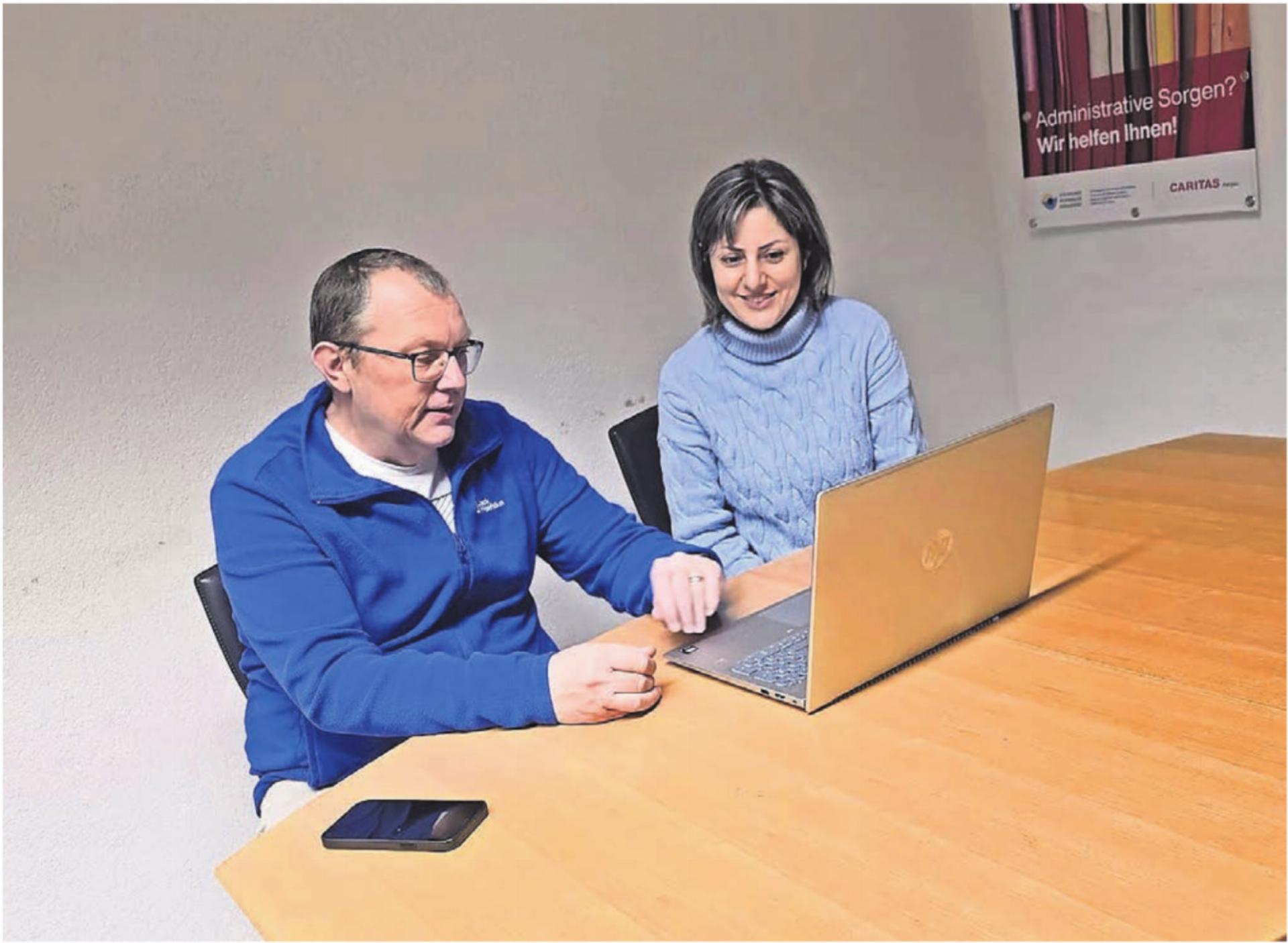 Freiwillige begleiten die Teilnehmenden individuell, erklären geduldig und gehen auf persönliche Fragen ein. Bild: zg - Das Bild wird blockiert. – Möglicherweise durch einen aktiven Adblocker.