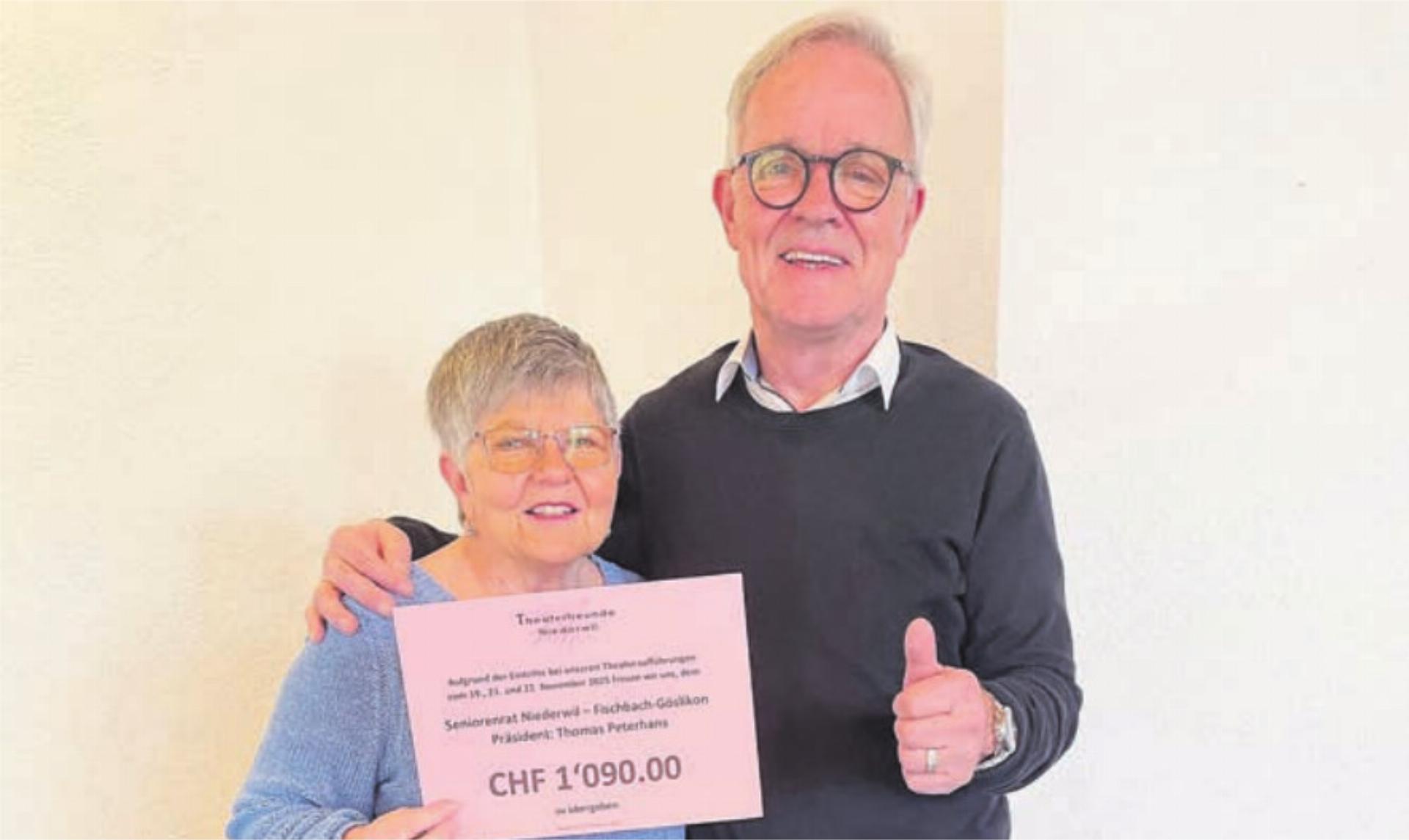 Jolanda Schmid, Aktuarin der Theaterfreunde, überreicht den Betrag an Thomas Peterhans, Präsident des Seniorenrates Niederwil-Fischbach-Göslikon.
Bild: zg - Das Bild wird blockiert. – Möglicherweise durch einen aktiven Adblocker.