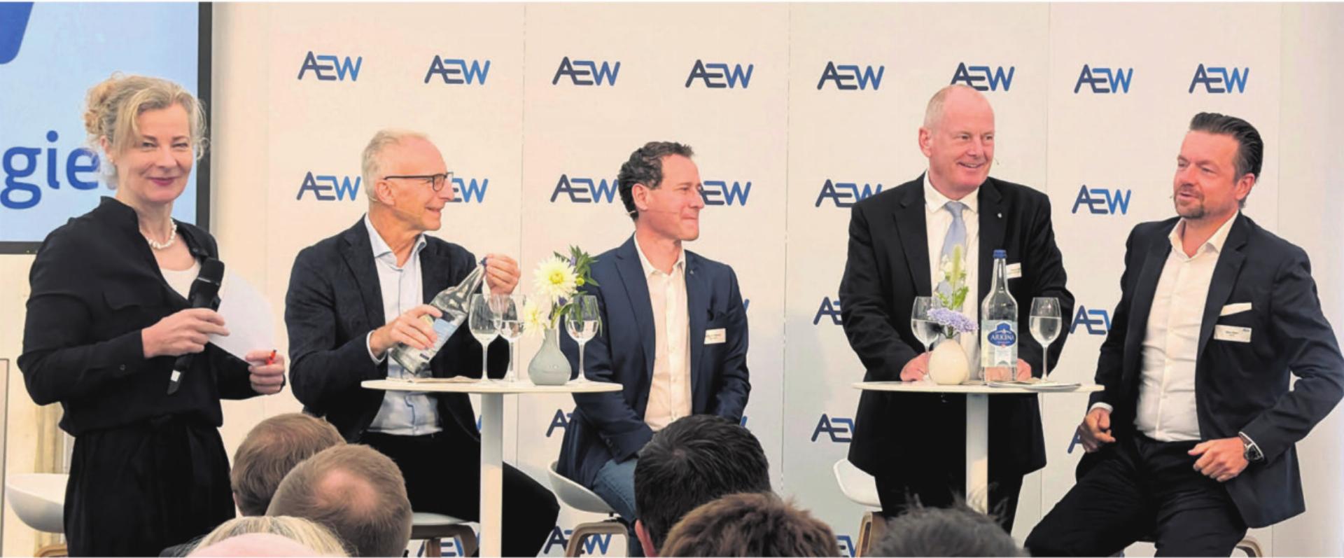 Angeregt und zuweilen durchaus humorvoll diskutieren (von rechts): Marc Ritter (AEW-CEO), Regierungsrat Stephan Attiger, Matthias Betsche (Pro Natura) und Andreas Stettler (Wasserwirtschaftsverband). Moderiert wird das Podium über Strom, Wasserkraft und die Zukunft der Energiebranche von Ex-SRF-Frau Karin Frei. Bild: Marco Huwyler - Das Bild wird blockiert. – Möglicherweise durch einen aktiven Adblocker.