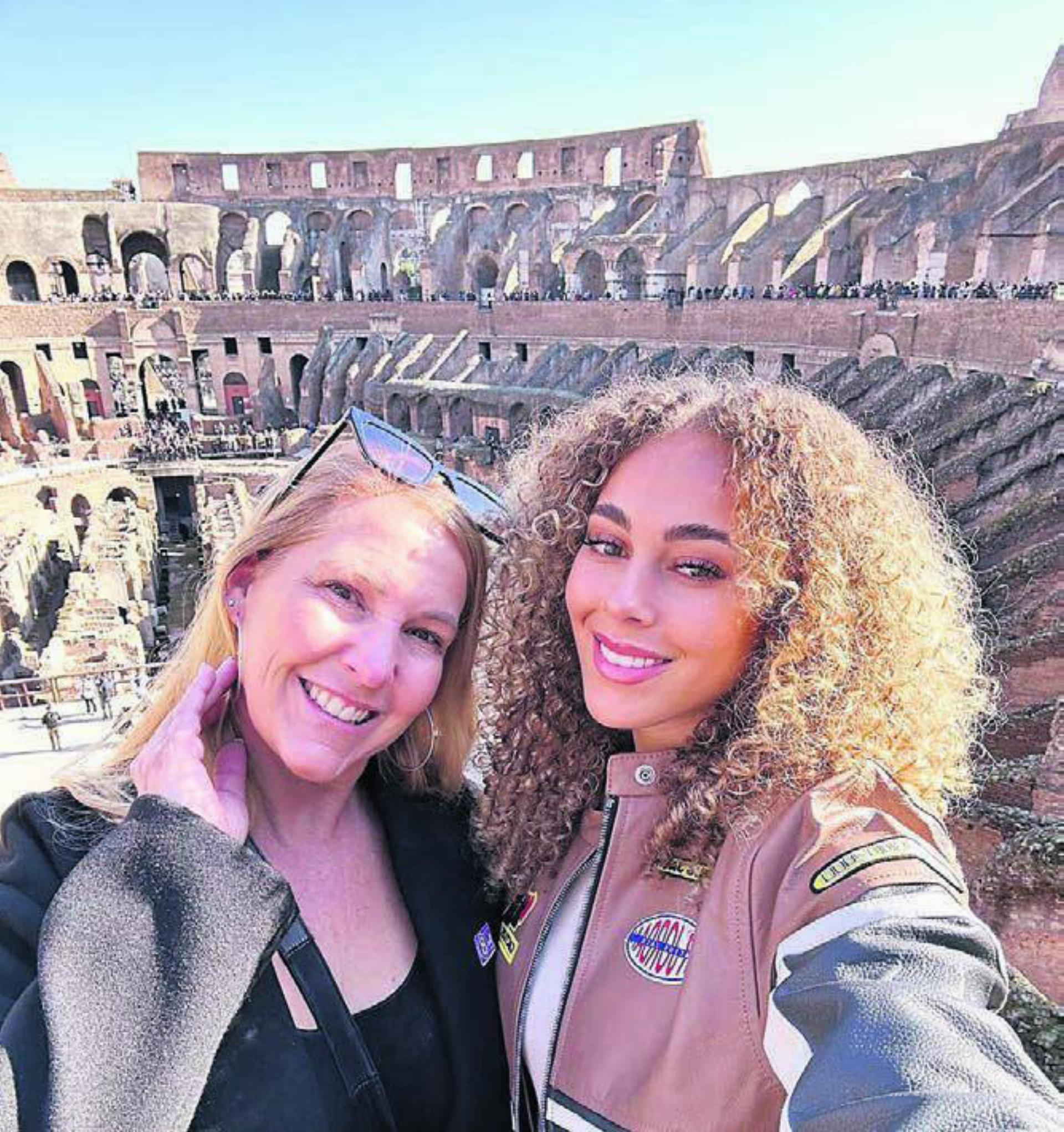 Mutter Tanja Pilgrim unterstützt Tochter Alayah und erkundet Rom (hier das Kolosseum).