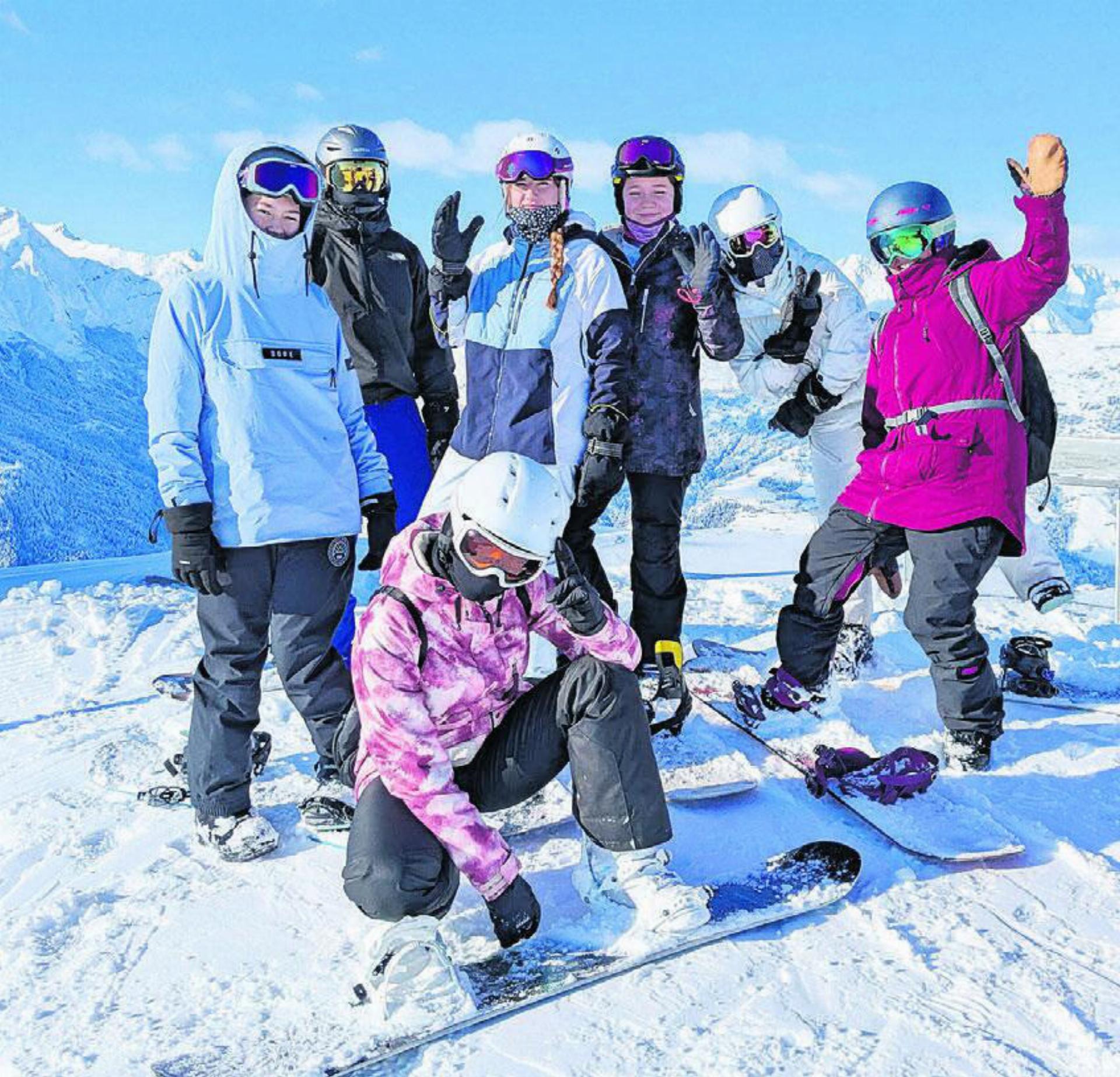 Die Snowboard-Gruppe ist mit viel Fun auf der Piste unterwegs.