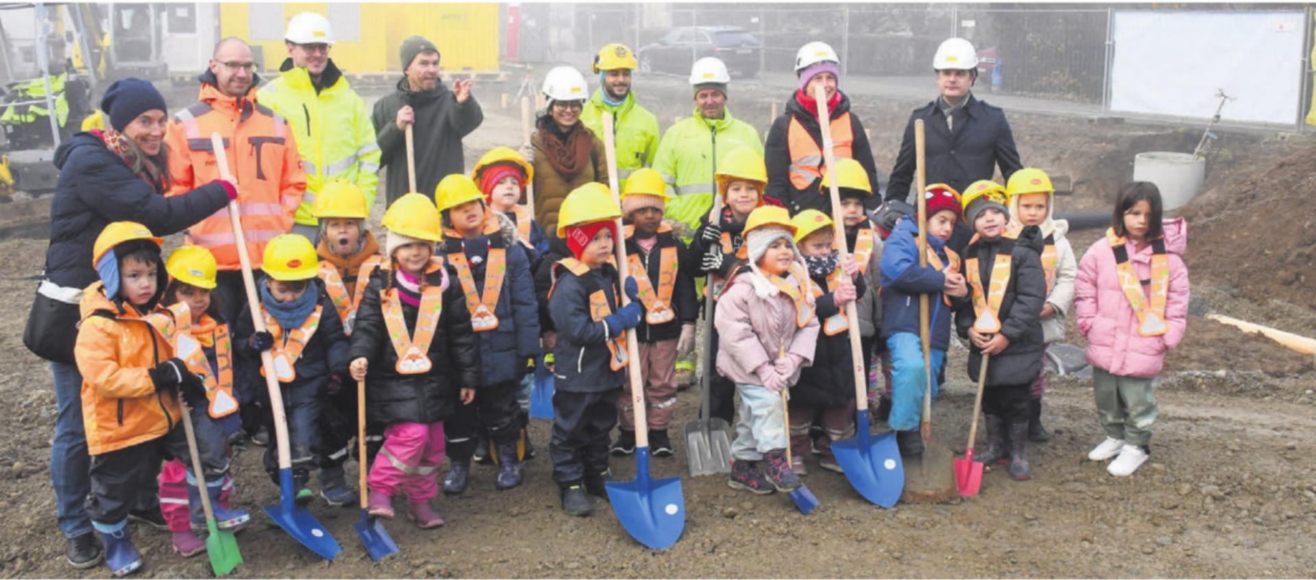 Feierlicher Spatenstich mit den Kindern vom Kindergarten Bärholz und mit den Bauverantwortlichen der Baufirma Notter, vom Architekturbüro und der Gemeinde. - Das Bild wird blockiert. – Möglicherweise durch einen aktiven Adblocker.