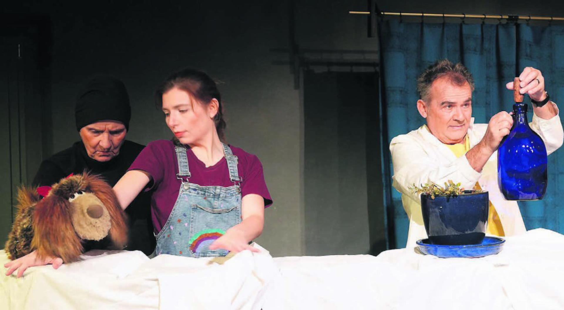 Barbara Berner mit Hund Bello und Maxi (Fabienne Bossart) sowie ihr Vater (Willy Müller) mit der ominösen blauen Flasche. Bild: zg - Das Bild wird blockiert. – Möglicherweise durch einen aktiven Adblocker.