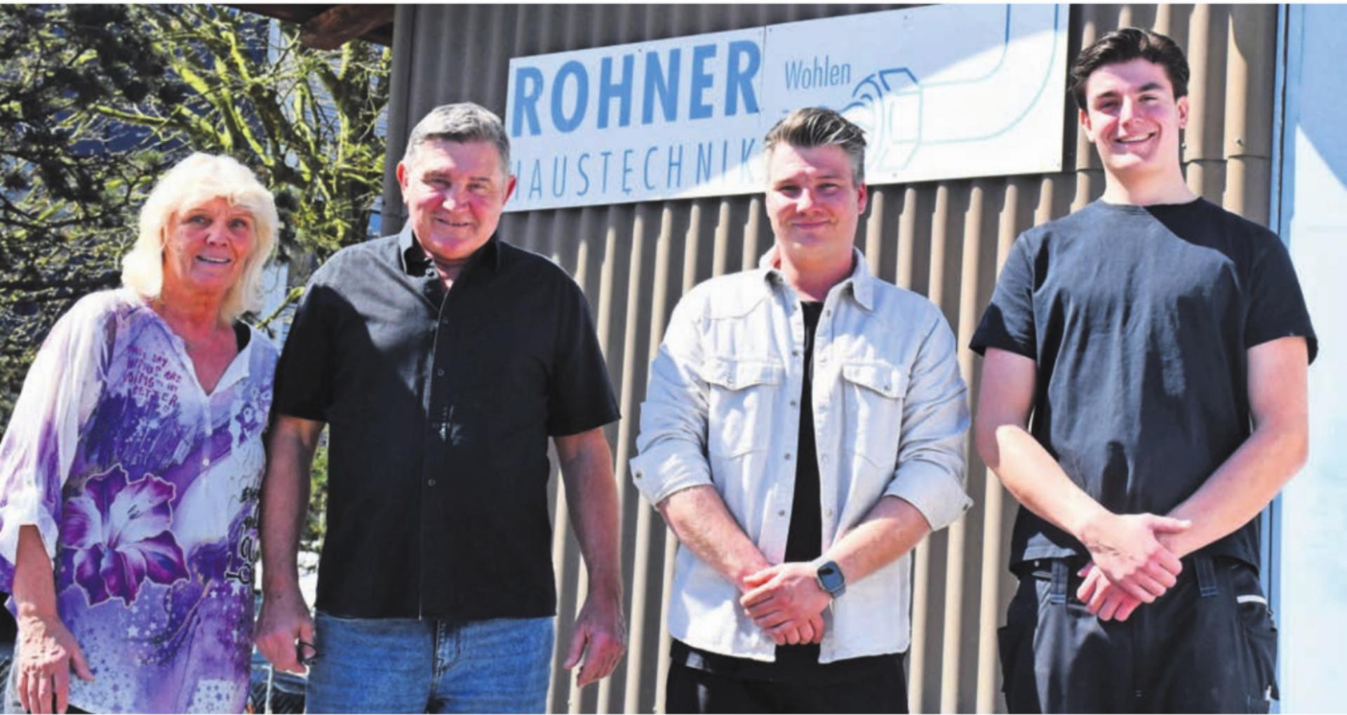 Geschäftsübergabe (v. l.): Belinda Rohner (Sekretärin), Daniel Rohner, Nicola Ratti (neuer Besitzer), Marko Petrusić (Lehrling). Bild: dm - Das Bild wird blockiert. – Möglicherweise durch einen aktiven Adblocker.