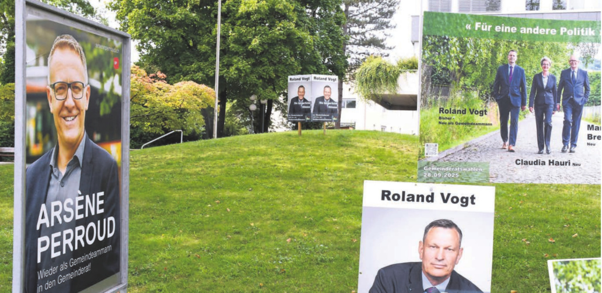 Der Standort vor dem Gemeindehaus ist für Plakate begehrt. Vor allem beim Kampf um den Posten des Gemeindeammanns ist Spannung angesagt  da gibt es ein Duell um den Sitz im Gemeindehaus, Arsne Perroud gegen Herausforderer Roland Vogt. Bild: Daniel Marti