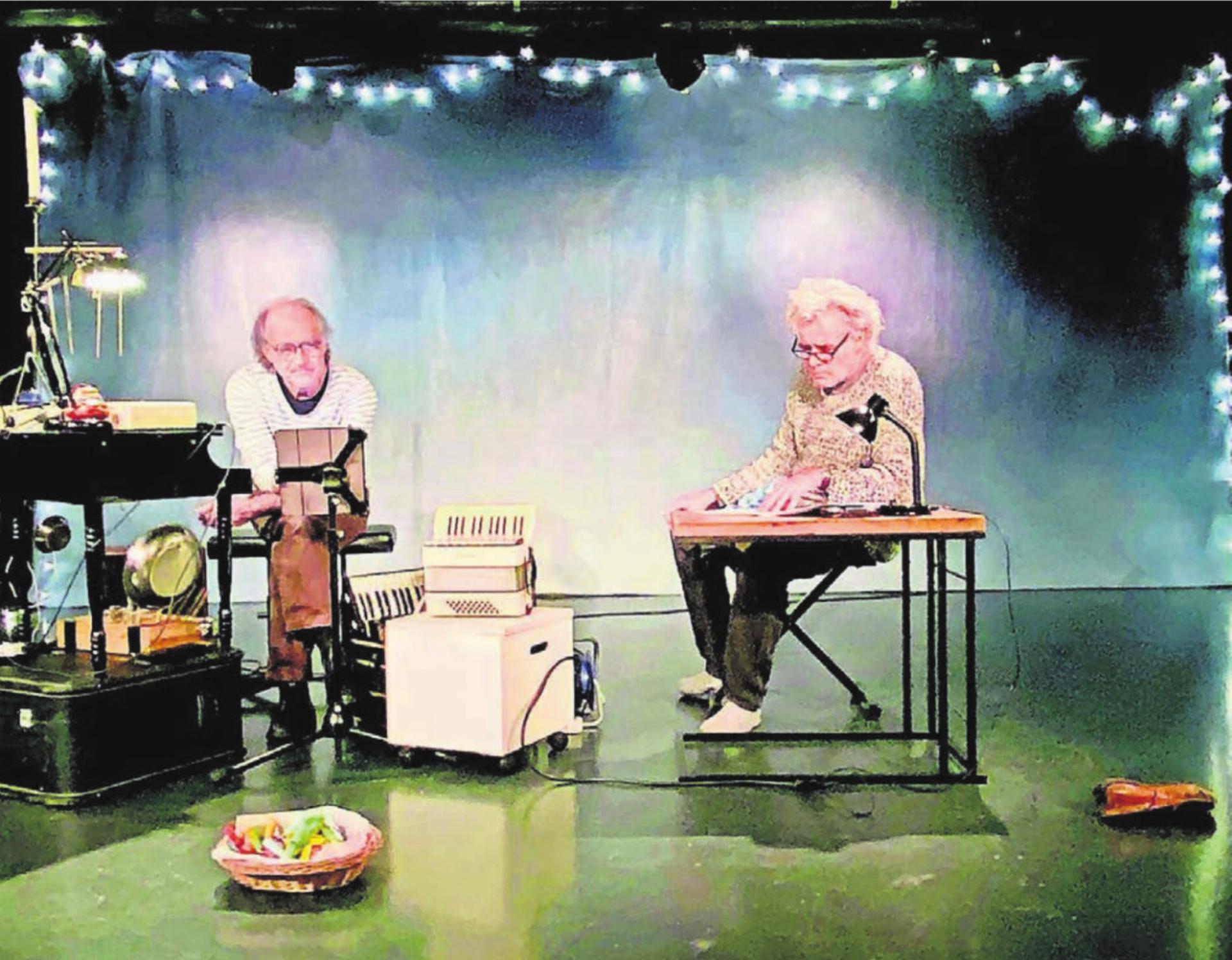 Jörg Bohn und Fredi Spreng verkürzen das Warten mit einer erlebnisreichen Reise.
Bild: Archiv/pd - Das Bild wird blockiert. – Möglicherweise durch einen aktiven Adblocker.