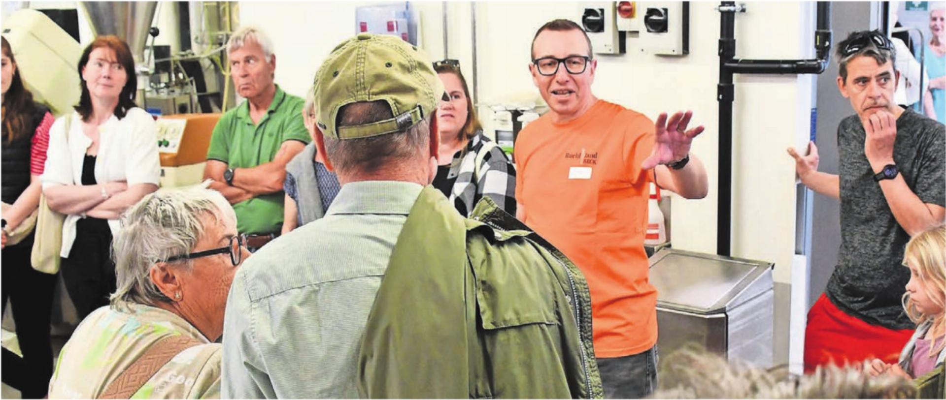 Auf einem spannenden Rundgang durch die Bäckerei erfuhren die Besucherinnen und Besucher viel über die Herstellung der zahlreichen Produkte. Hans-Peter Dick (oranges Shirt), Geschäftsleitung Produktion und Rüebliland-Beck Villmergen, war dabei ein gefragter Mann. Bild: Monica Rast - Das Bild wird blockiert. – Möglicherweise durch einen aktiven Adblocker.