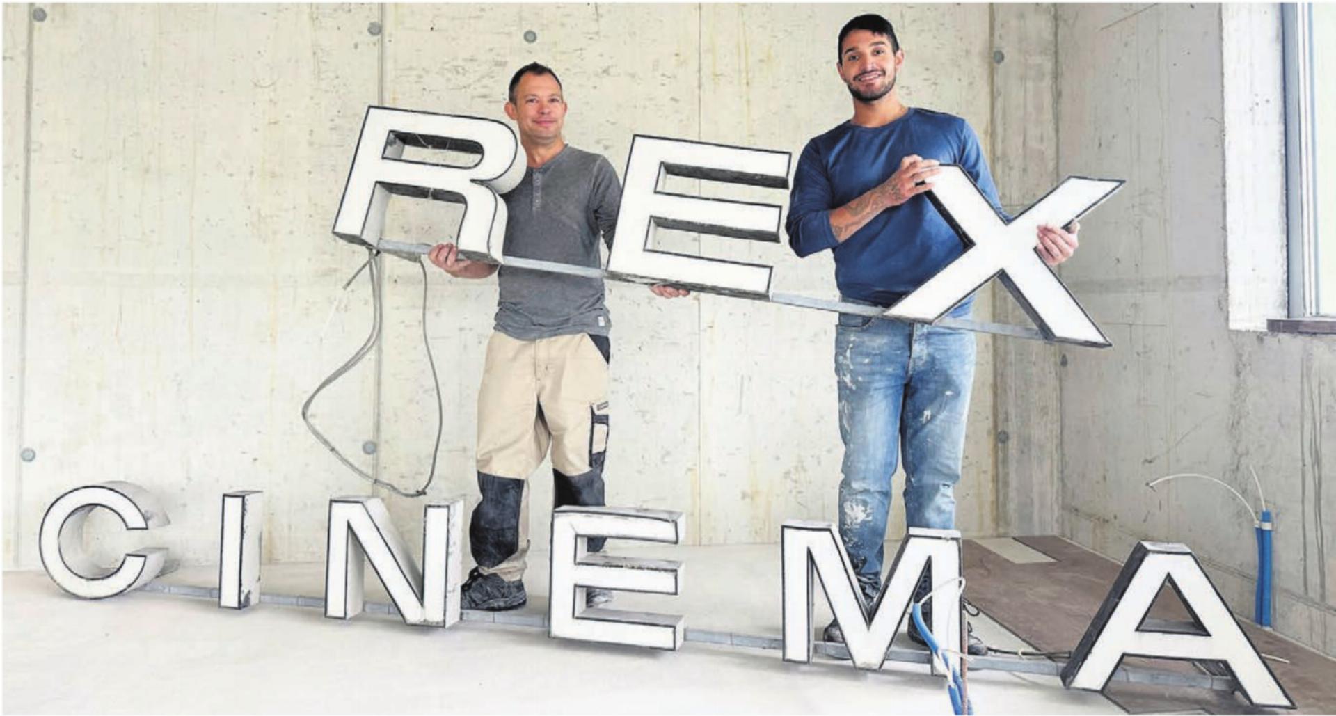 Aus dem früheren «Rex» bauen Sascha Heubacher (links) und Alfonso Bruchmann das «Ciné Freiamt». Die alte Leuchtreklame wird ihren Platz im Inneren kriegen. Bild: Stefan Sprenger - Das Bild wird blockiert. – Möglicherweise durch einen aktiven Adblocker.