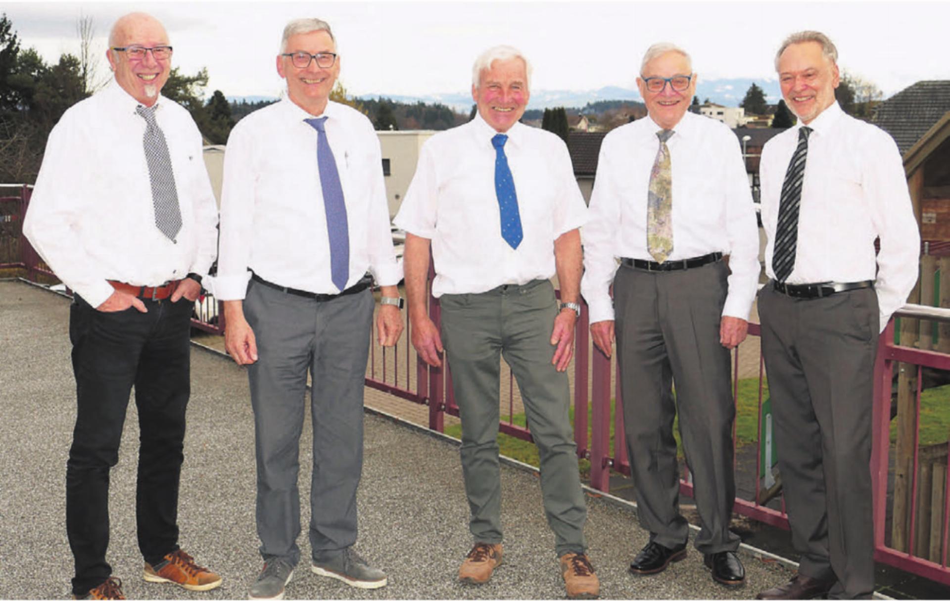 Ein gut gelaunter Veteranen-Vorstand – (von links) Elmar Müller (Beisitzer), Ronni Hilfiker (Präsident), Kari Strebel (Beisitzer), Roman Abt (Aktuar) und Josef Keusch (Kassier). Bilder: zg - Das Bild wird blockiert. – Möglicherweise durch einen aktiven Adblocker.