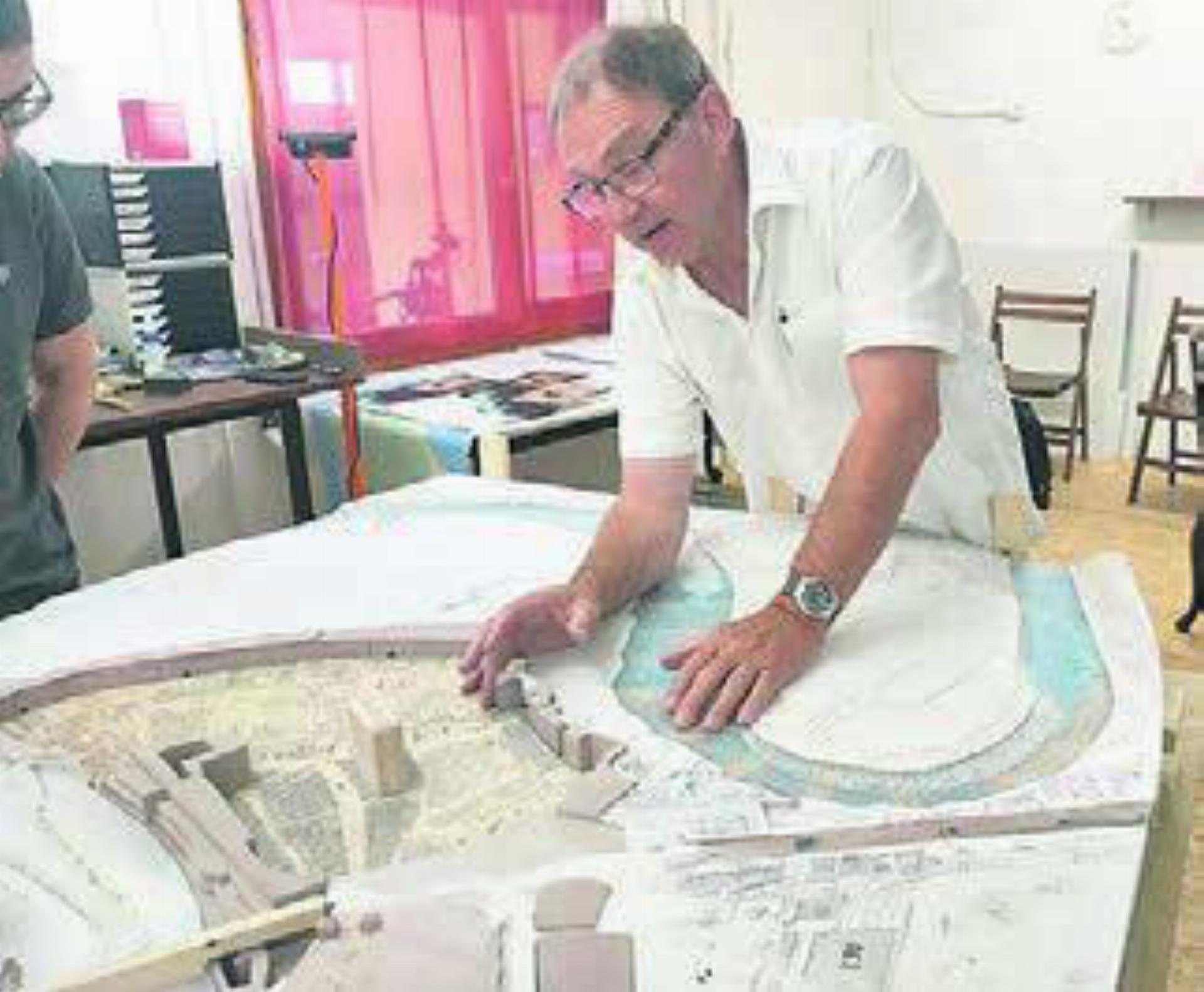 Am neuen Stadtmodell hat Heinz Briner jahrelang akribisch gearbeitet. Bild: huy