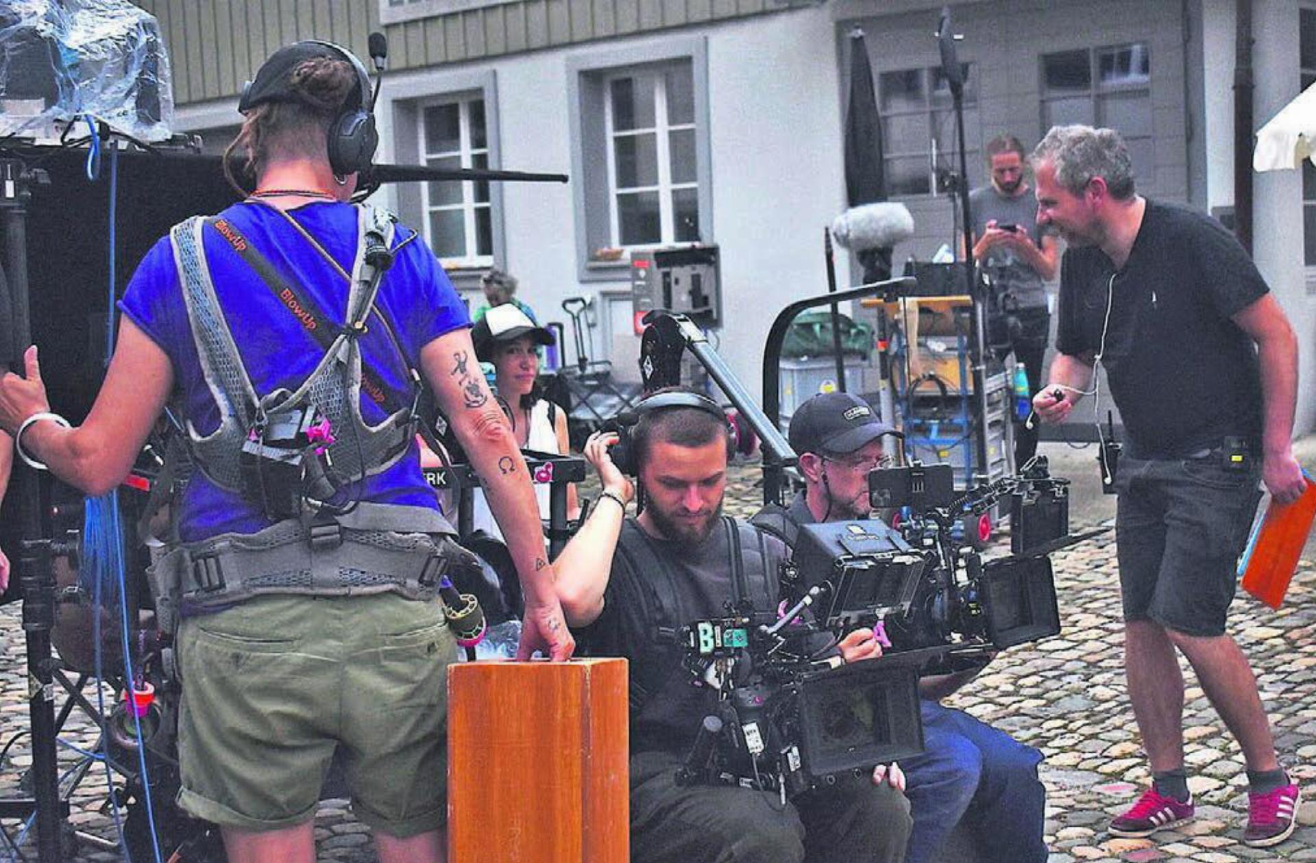 An die vierzig Leute umfasste die Filmcrew, die in Bremgarten vor Ort war. Hinten in der Mitte (mit weissem Baseballcap) Regisseurin Natascha Beller. Bilder: Erika Obrist