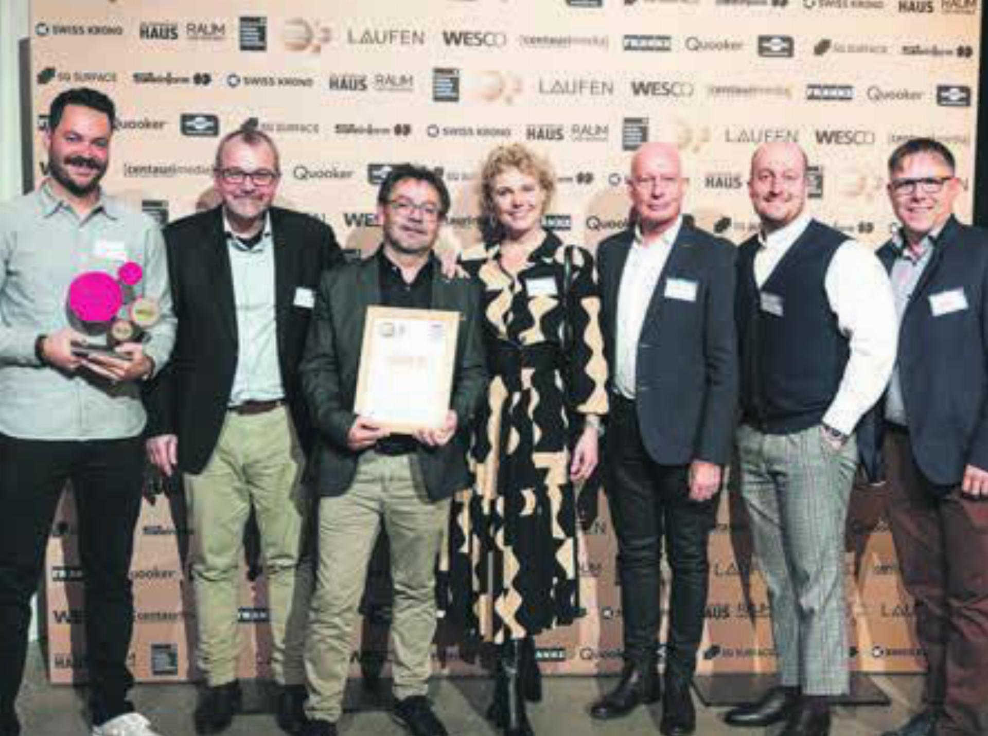 Für das Bettwiler Unternehmen hat die Auszeichnung einen besonderen Wert. Dementsprechend gross ist die Freude bei Ivo Keusch (Projektleiter), Roland Vogt (Beratung Verkauf), Markus Stutz (Betriebsleiter), Daniela Meier (Marketing), Guido und Timo Henzmann von Vinova Architects sowie CEO und Inhaber von Brunner Küchen Adrian Bernhard (von links). Bild: zg