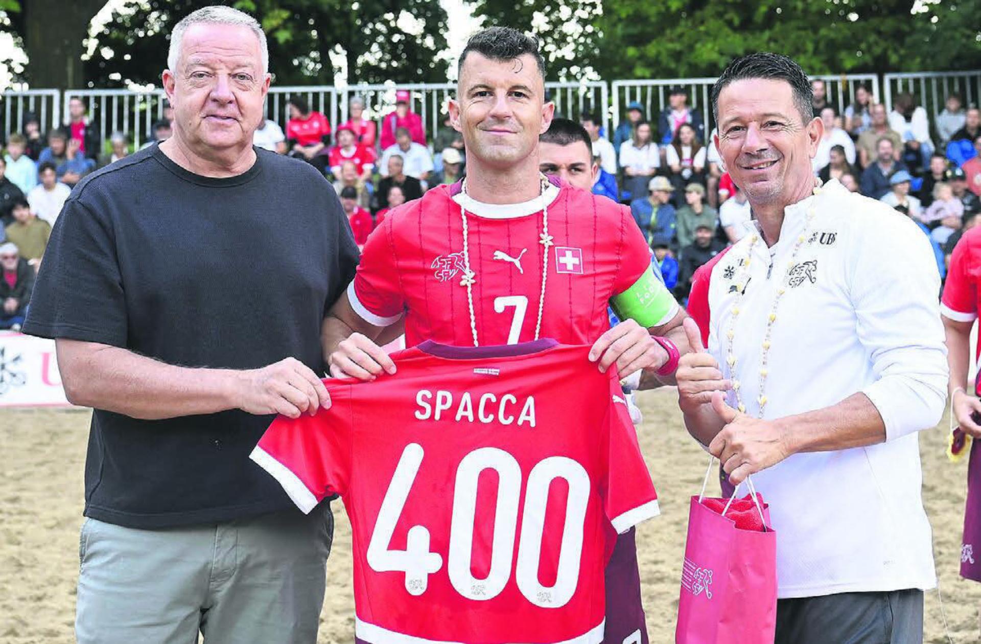 Eine gigantische Marke: Der Freiämter Sandro Spaccarotella wird für sein 400. Länderspiel geehrt. Trainer Angelo Schirinzi (rechts) ist voll des Lobes für «Spacca». Links Daniel Schaub, Präsident des Nordwestschweizer Fussballverbandes. 
Bild: Alexander Wagner