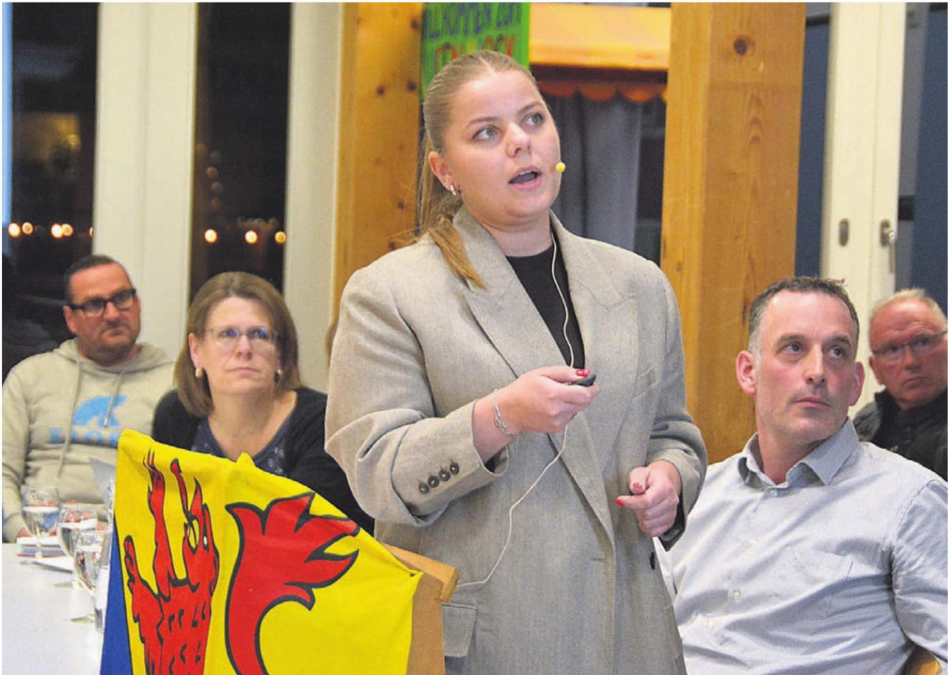 Roxana Puiu von der Langenegger Architekten AG erläuterte das Projekt. Auch Gemeindeammann Patrick Stutz (rechts) hörte aufmerksam zu. Bild: Annemarie Keusch - Das Bild wird blockiert. – Möglicherweise durch einen aktiven Adblocker.