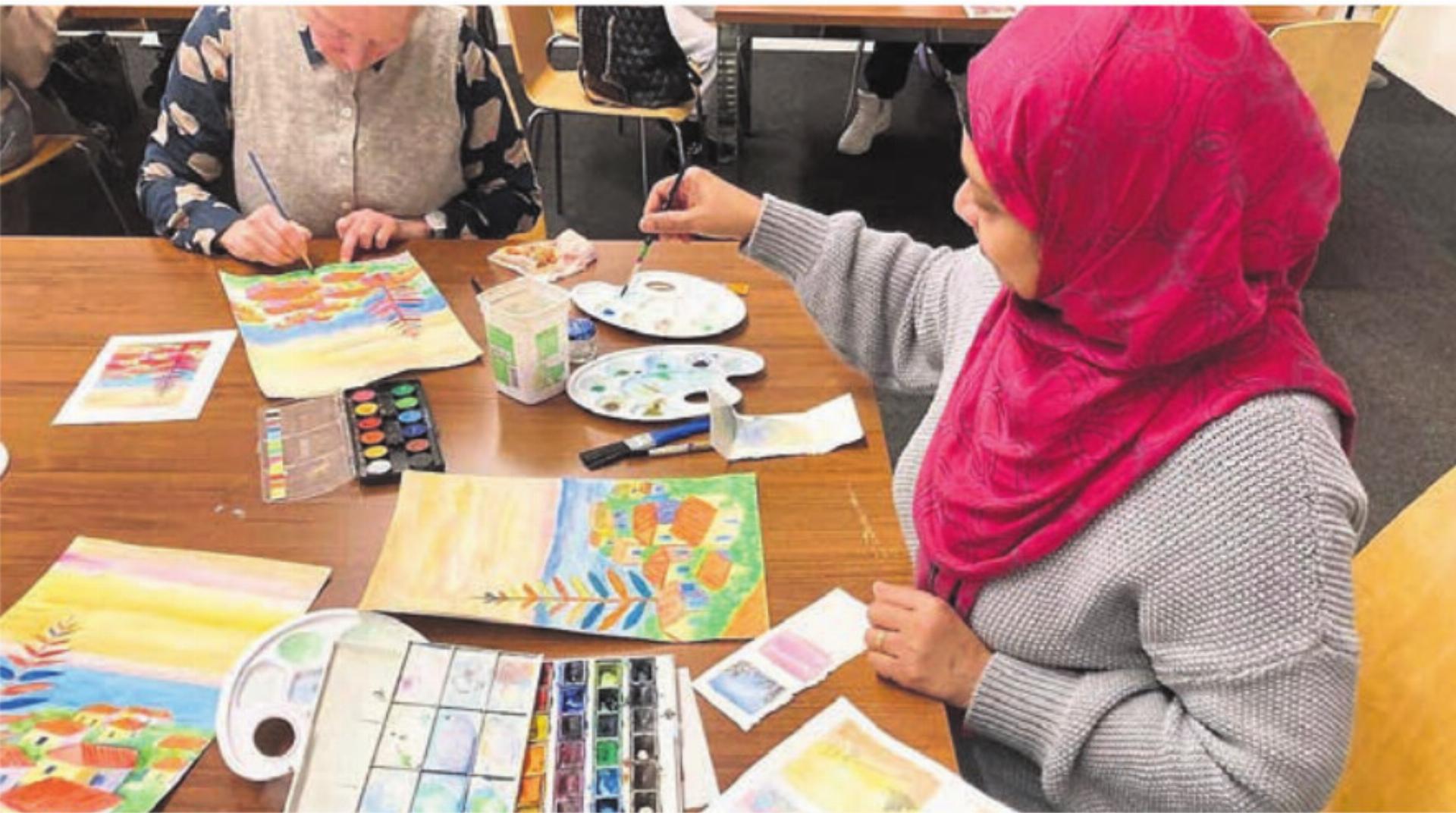 Unter Anleitung von Maryna Pashchenko malen die Teilnehmenden mit grossem Eifer und Freude an den Bildmotiven. Bild: zg - Das Bild wird blockiert. – Möglicherweise durch einen aktiven Adblocker.