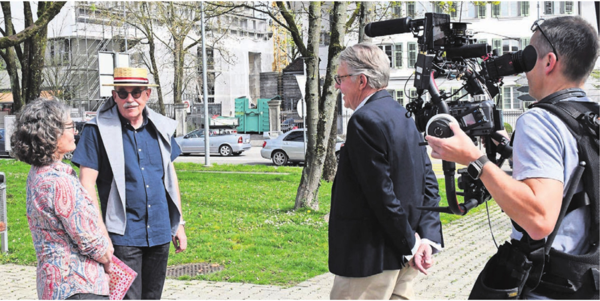 Auf Spurensuche in der Heimat: Filmemacherin Helena Dali (links) drehte auch in Wohlen diverse Sequenzen. Und Lokalhistoriker Daniel Güntert (mit Strohhut) gab Auskunft.Bilder: pd/dm