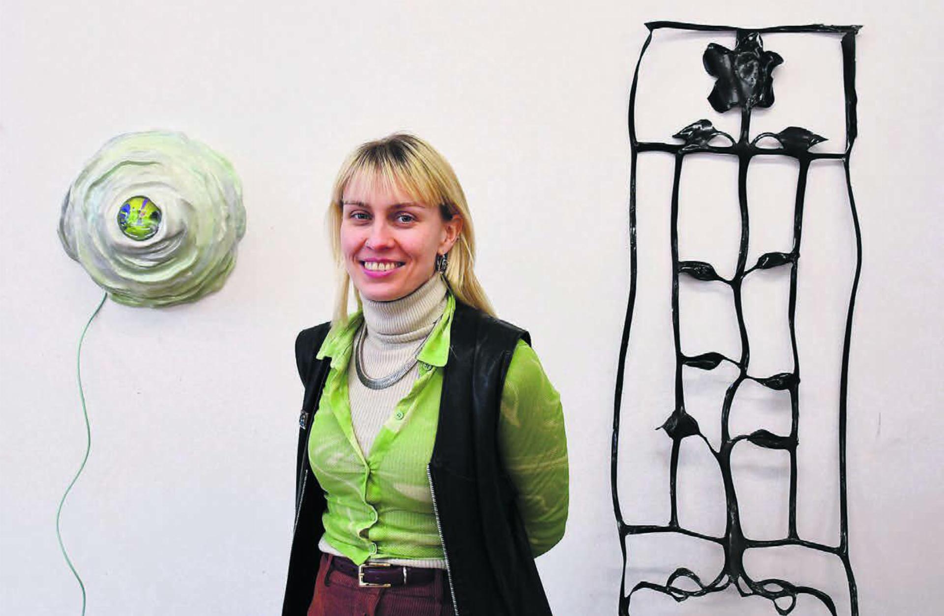 Victoria Holdt, hier zwischen zwei ihrer Werke. Sie freut sich darauf, zum ersten Mal in New York auszustellen. Die Passion der Geltwiler Künstlerin ist, mit ihrer Kunst eine andere Atmosphäre in Räume zu bringen.