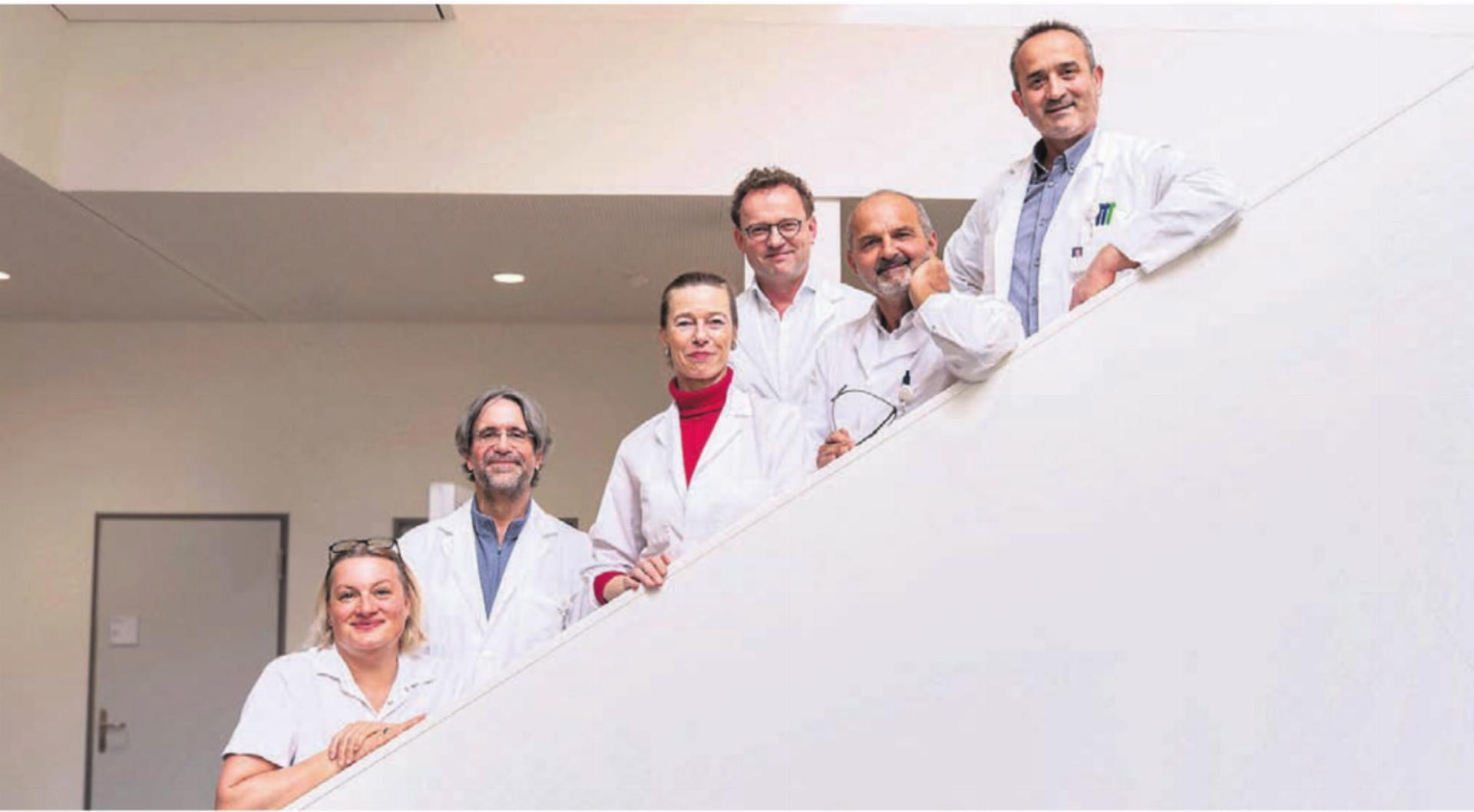 Freuen sich über die verstärkte Zusammenarbeit (von links): Cornelia Hahn, Leitende Ärztin Frauenklinik Spitalverband Limmattal; Oliver Goette, Leitender Arzt Gynäkologie und Geburtshilfe Spital Muri; Kirsten Stähler, Chefärztin Gynäkologie und Geburtshilfe Spital Muri; Arno Gschwendtner, Leitender Arzt Gynäkologie und Geburtshilfe Spital Muri; Renato Müller, Chefarzt Frauenklinik Spitalverband Limmattal; Georgios Potsis, Leitender Arzt Gynäkologie und Geburtshilfe Spital Muri. Bild: zg - Das Bild wird blockiert. – Möglicherweise durch einen aktiven Adblocker.