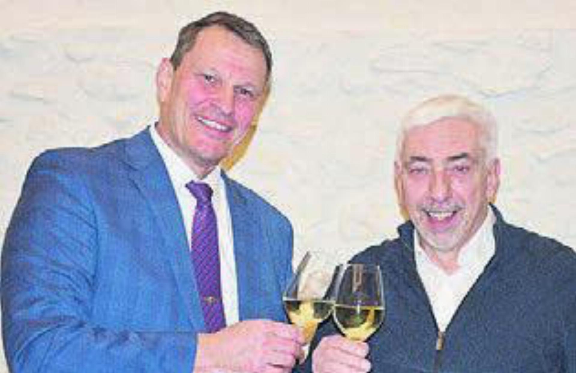 Prost auf etliche Wahlerfolge: Ammann Roland Vogt und Präsident Roland Büchi. - Das Bild wird blockiert. – Möglicherweise durch einen aktiven Adblocker.