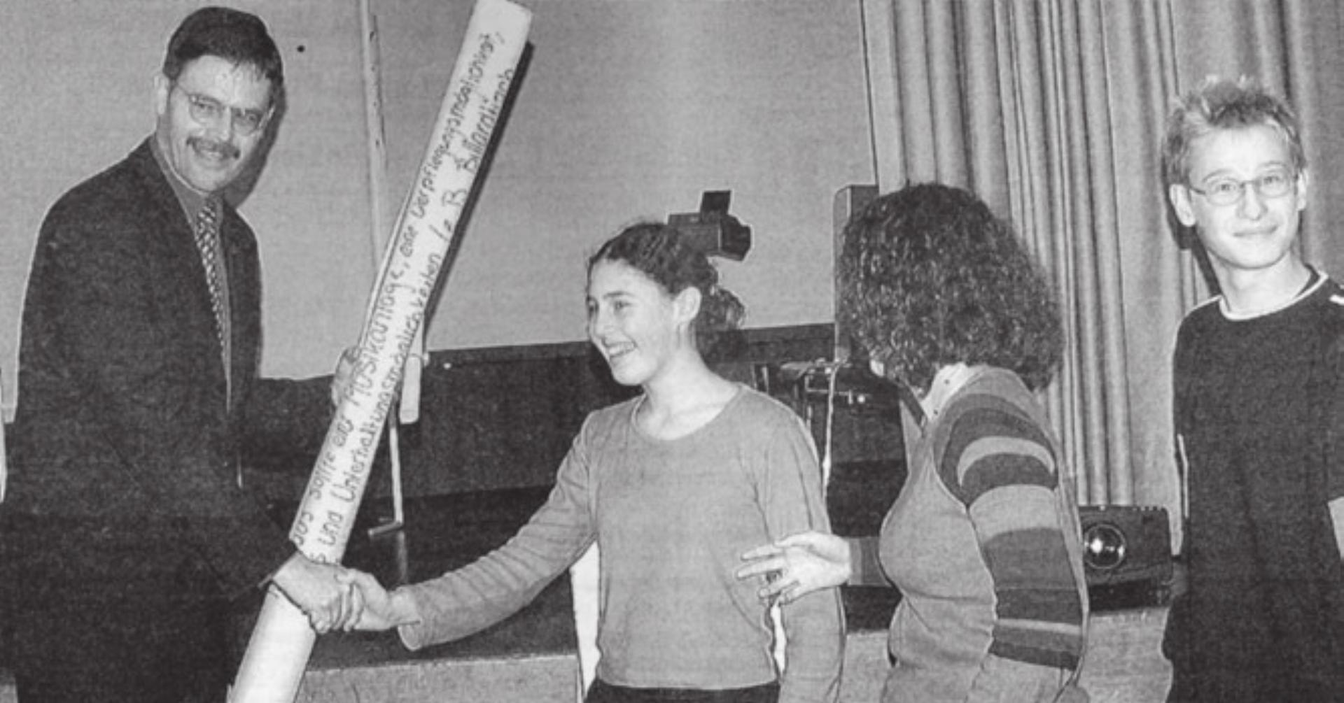 Gemeindeammann Walter Dubler nimmt aus den Händen der Jugendlichen die Petition entgegen. Bild: Archiv - Das Bild wird blockiert. – Möglicherweise durch einen aktiven Adblocker.