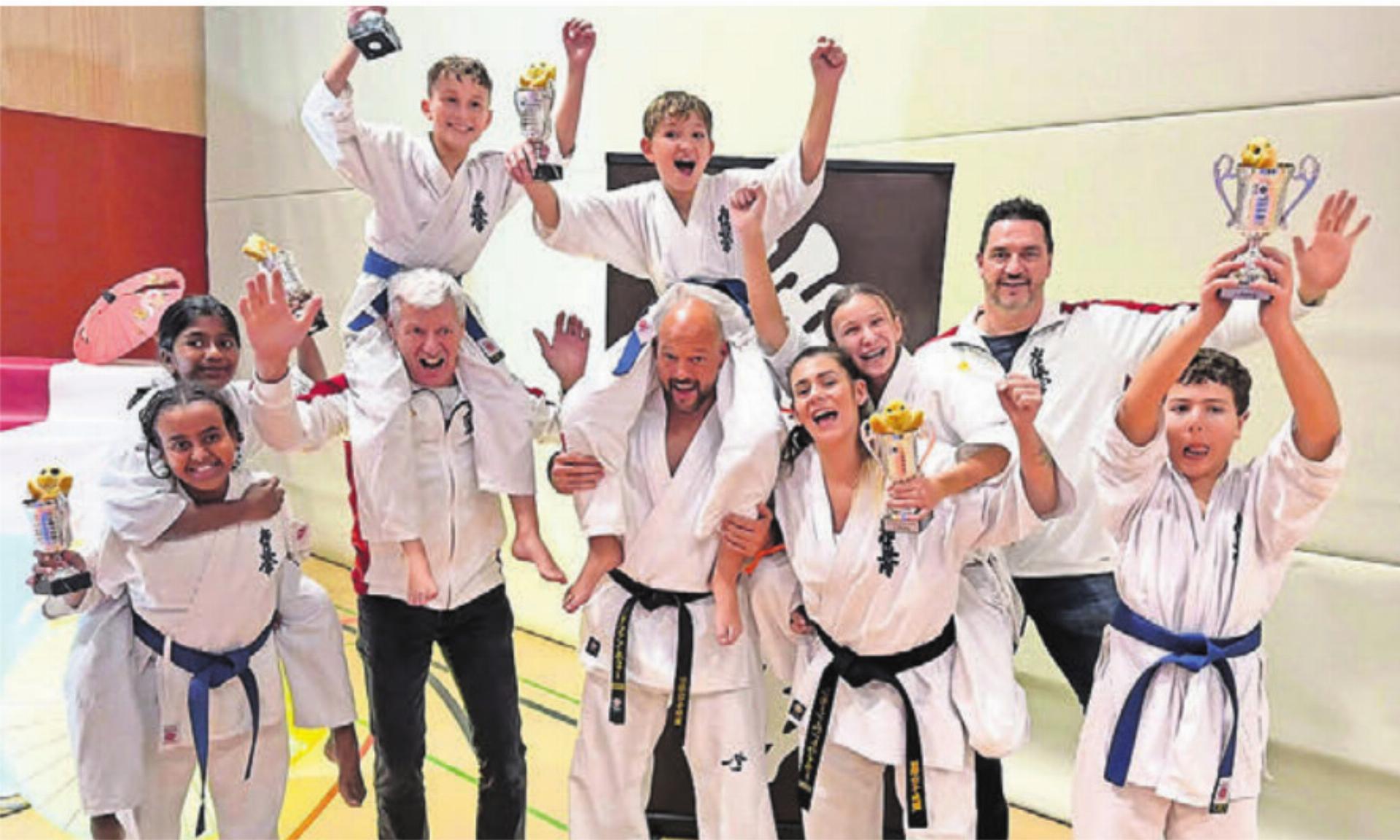 Die Delegation des Karate Clubs Anglikon am Kolibricup. Bild: zg - Das Bild wird blockiert. – Möglicherweise durch einen aktiven Adblocker.