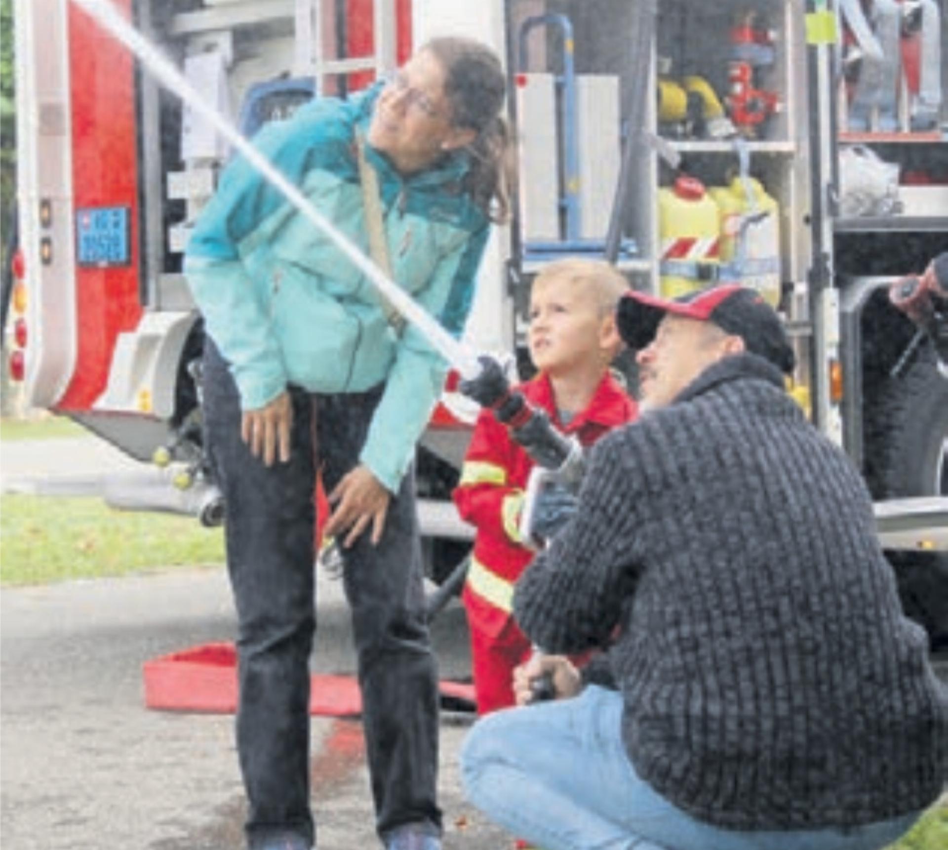 Keiner zu klein, ein Feuerwehrmann zu sein. Bilder: pf