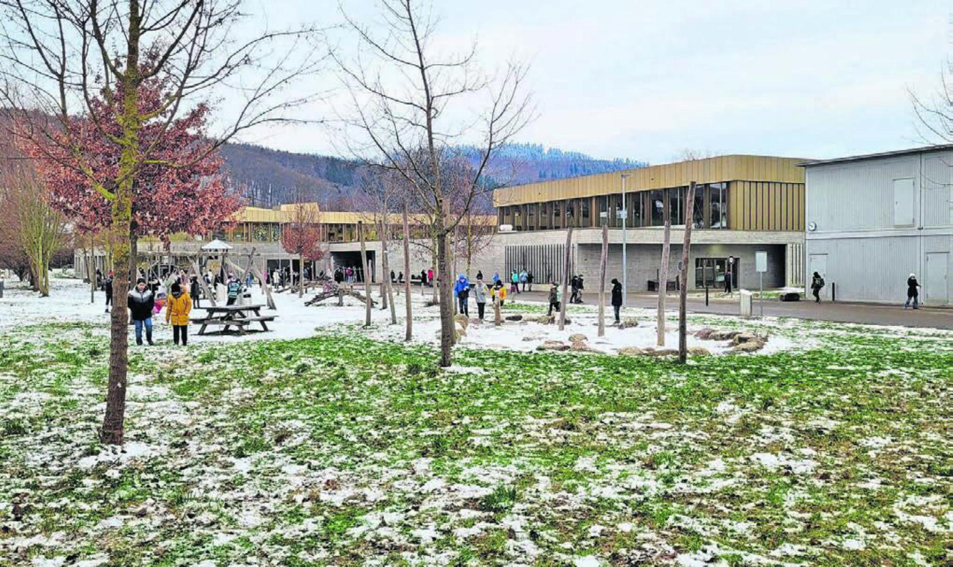 Das Schulhaus Mühlematten soll zum Primarschul-Zentrum werden. Hier möchte die Gemeinde bis 2029 ein weiteres Schulhaus für insgesamt 20 Abteilungen bauen. Bilder: Chregi Hansen / zg